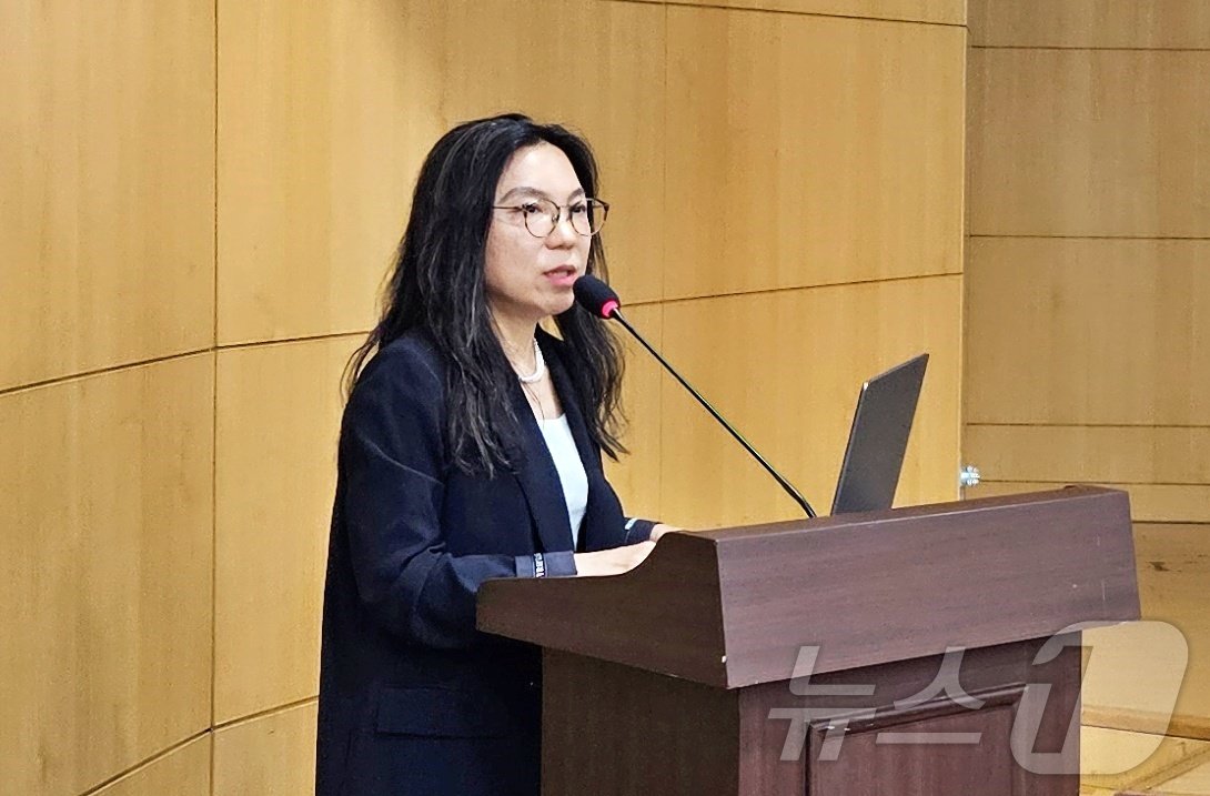 본문 이미지 - 오연수 강원대 교수가 21일 국회 의원회관에서 열린 '아프리카돼지열병 백신 개발 연구 지원 및 제도 개선을 위한 토론회'에서 주제발표를 하고 있다. ⓒ 뉴스1 최서윤 기자