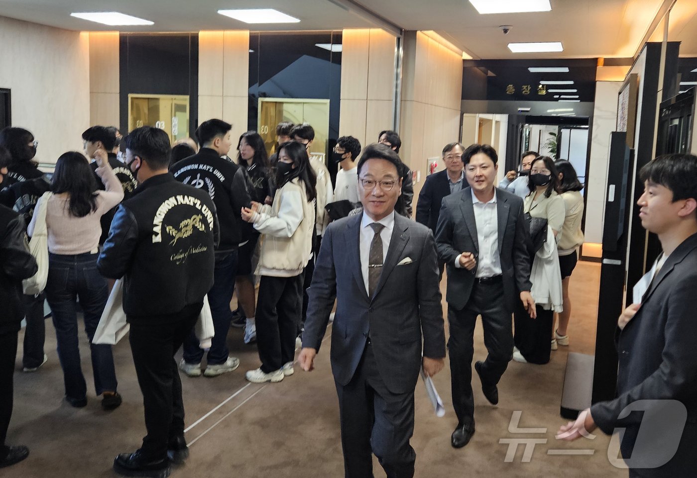 본문 이미지 - 강원대학교 의대 학칙 개정을 위한 평의원회가 열린 21일 김헌영 강원대 총장이 의대 교수와 학생들이 피켓시위를 벌이는 곳을 지나 교무회의실로 향하고 있다.2024.5.21/뉴스1 ⓒ News1 한귀섭 기자