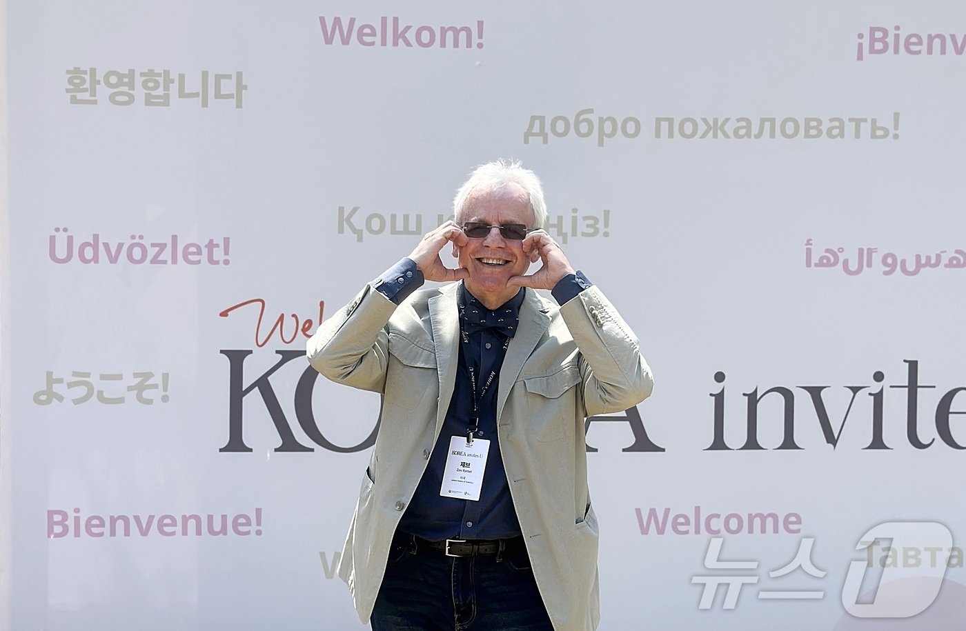 본문 이미지 - 아이유 찐팬으로 알려진 백발의 미국 할아버지 제브 라테트 씨ⓒ 뉴스1 윤슬빈 기자