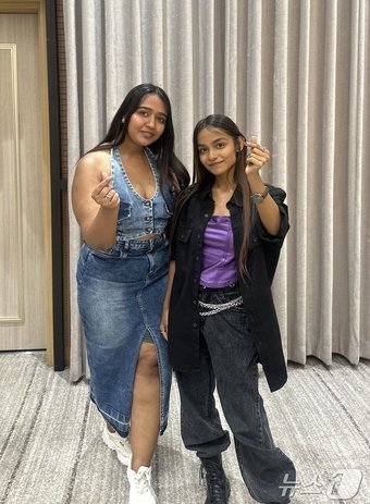 본문 이미지 - 방탄소년단&#40;BTS&#41; 팬으로 이 한국과 관련된 콘텐츠를  제작해 유튜브에 올리는 14.2만 명의 구독자를 보유한 유튜버인 인도에서 온 프리야 씨&#40;22&#41;와 그의 여동생ⓒ 뉴스1 윤슬빈 기자