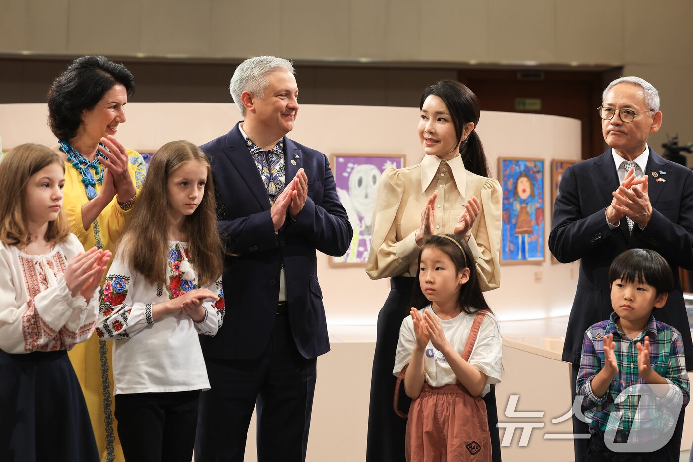 본문 이미지 - 윤석열 대통령 부인 김건희 여사가 21일 청와대 춘추관에서 열린 '희망을 그리는 아이들: 우크라이나 아동 그림전'을 찾아 전시회에 대한 설명을 들으며 박수치고 있다. (대통령실 제공) 2024.5.21/뉴스1 ⓒ News1 오대일 기자