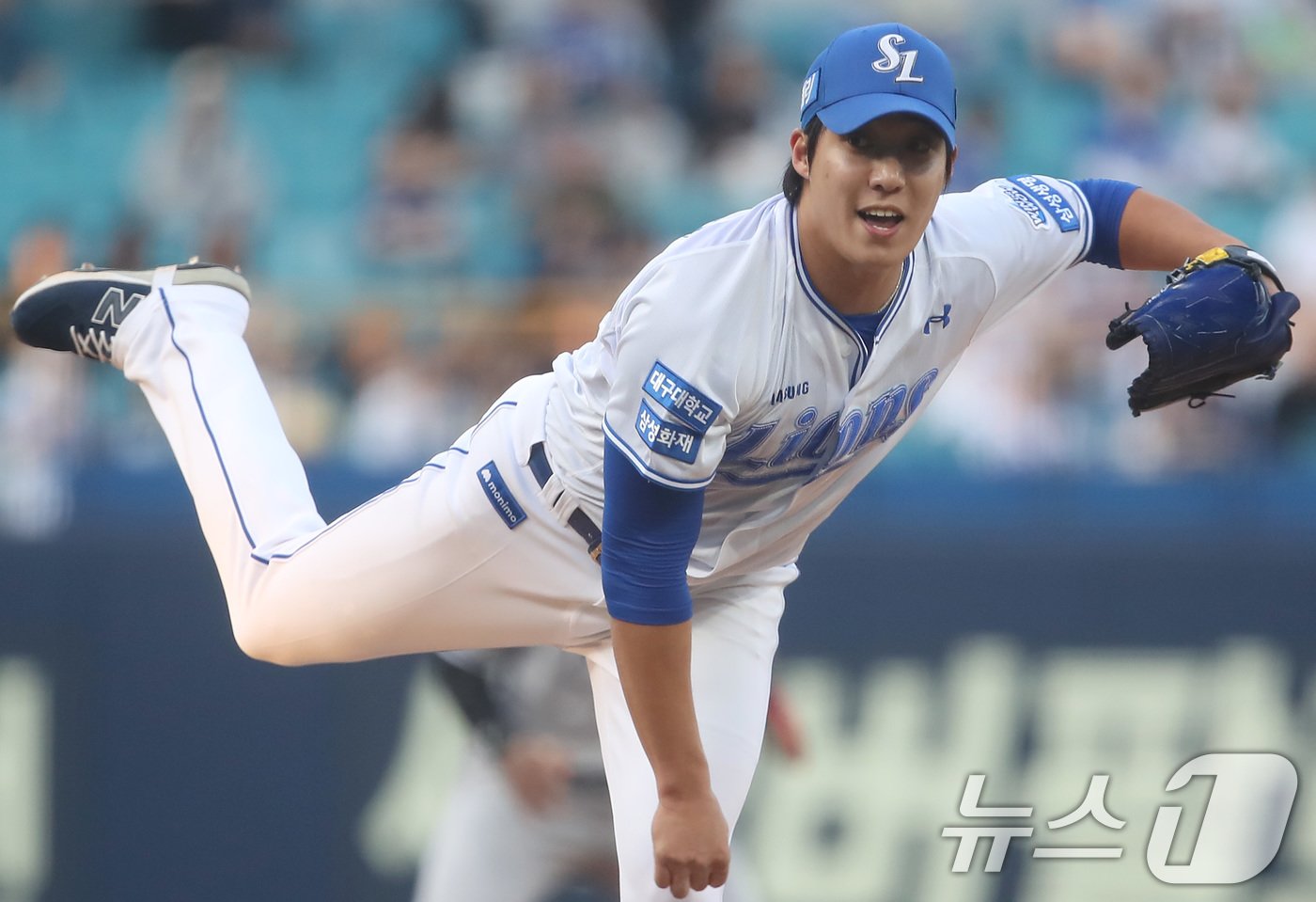 본문 이미지 - 21일 오후 대구 삼성라이온즈파크에서 열린 프로야구 '2024 신한 SOL 뱅크 KBO리그' KT 위즈와 삼성 라이온즈의 경기, 1회초 삼성 선발 원태인이 역투하고 있다. 2024.5.21/뉴스1 ⓒ News1 공정식 기자