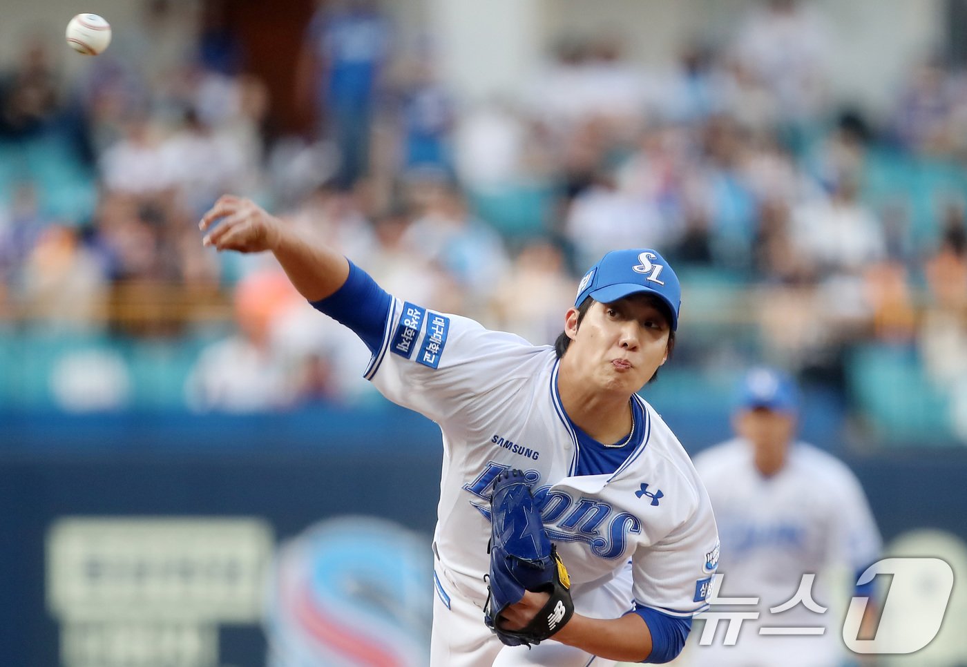 본문 이미지 - 21일 오후 대구 삼성라이온즈파크에서 열린 프로야구 '2024 신한 SOL 뱅크 KBO리그' KT 위즈와 삼성 라이온즈의 경기, 1회초 삼성 선발 원태인이 역투하고 있다. 2024.5.21/뉴스1 ⓒ News1 공정식 기자