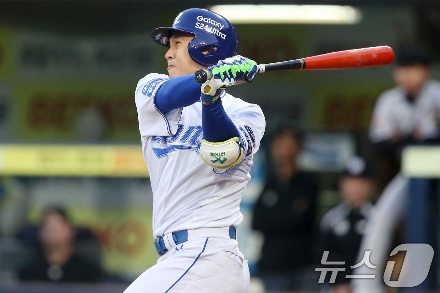본문 이미지 - 21일 오후 대구 삼성라이온즈파크에서 열린 프로야구 '2024 신한 SOL 뱅크 KBO리그' KT 위즈와 삼성 라이온즈의 경기, 2회말 1사 2루 상황 삼성 9번타자 김헌곤이 좌익수 방면 안타를 치고 있다. 2024.5.21/뉴스1 ⓒ News1 공정식 기자