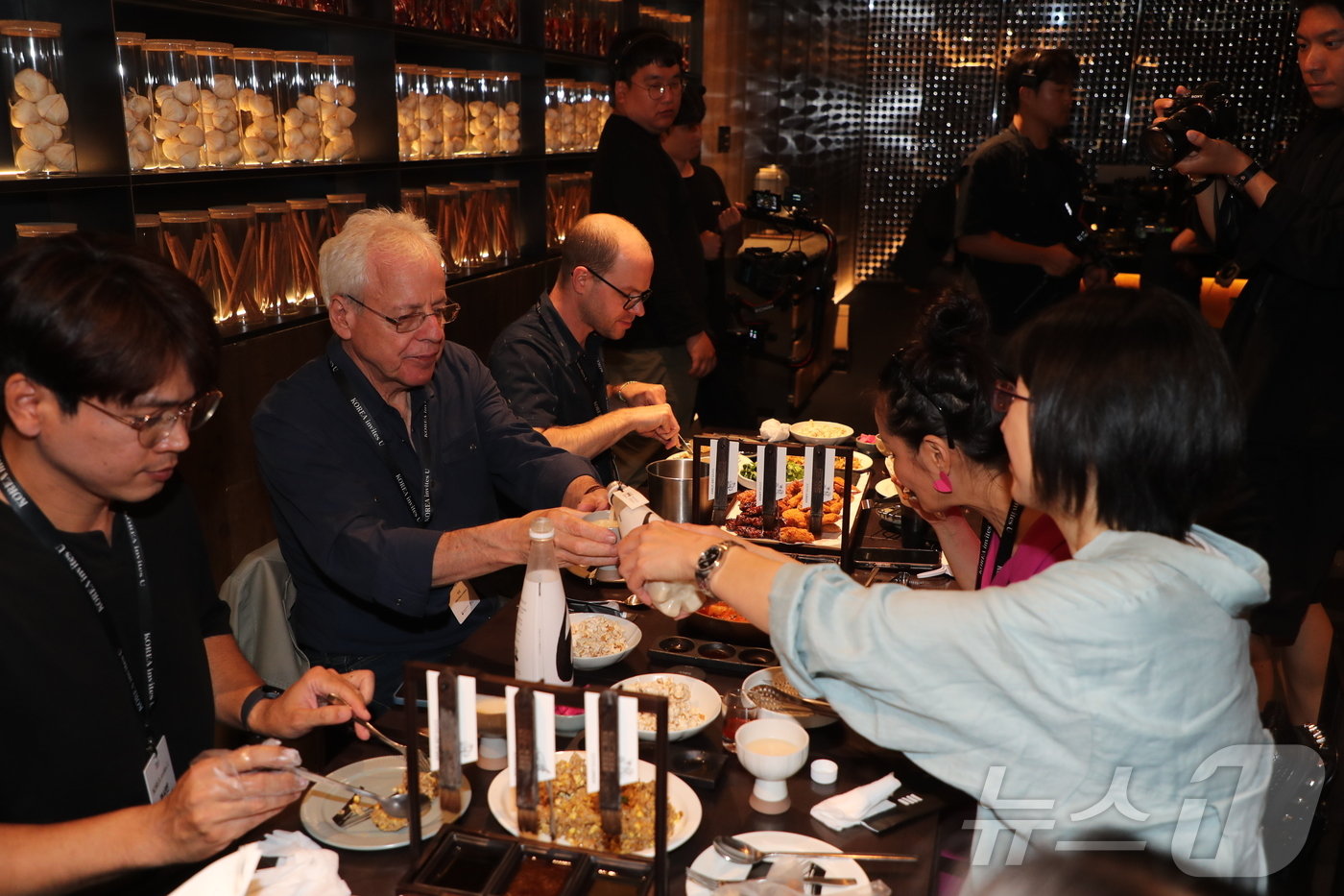 본문 이미지 - 서울 용산구 교촌필방에서 한국 양념치킨을 체험하고 있는 참가자들&#40;한국관광공사 제공&#41;