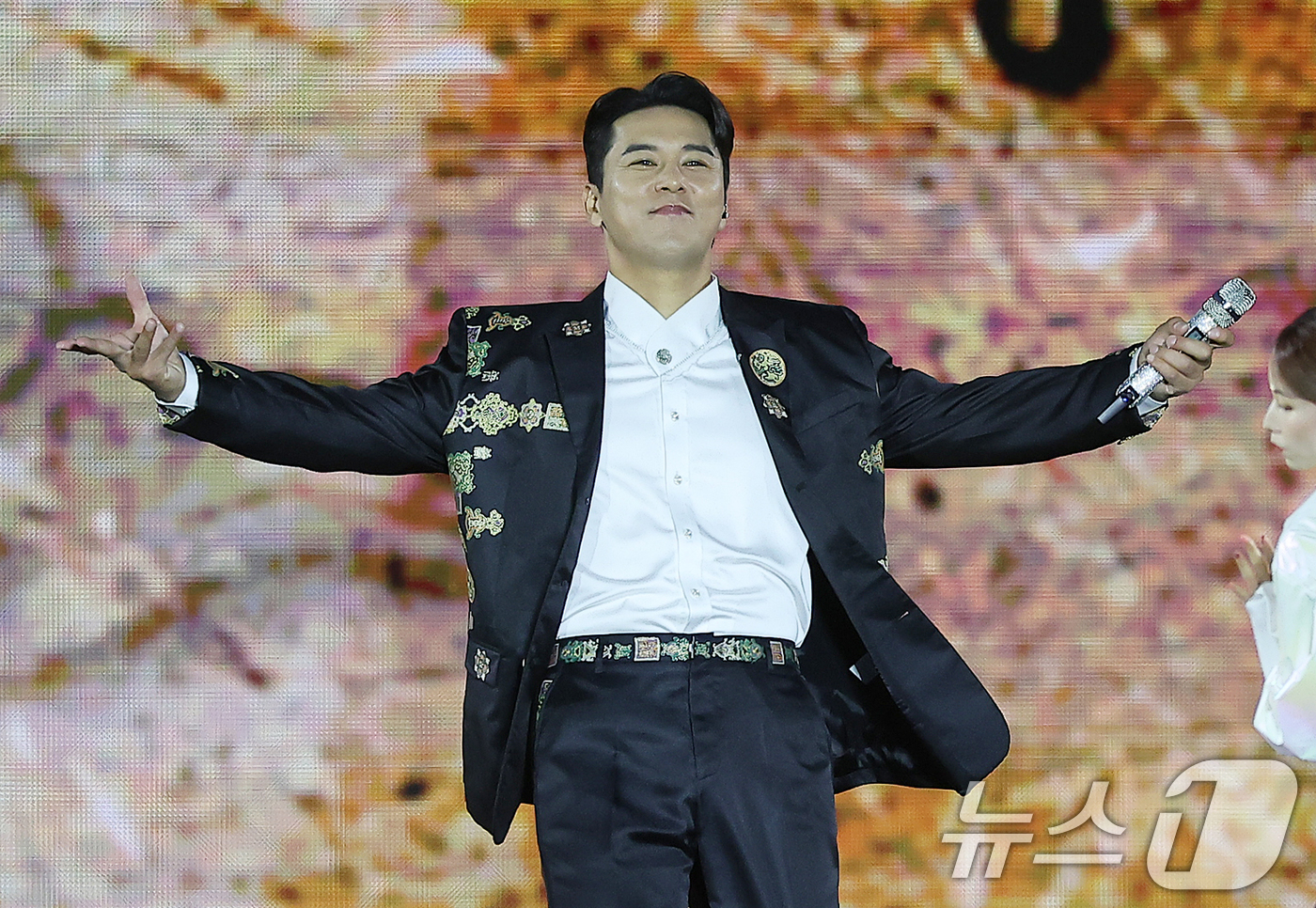 (서울=뉴스1) 김진환 기자 = 가수 장민호가 21일 오후 서울 종로구 경복궁 흥례문 광장에서 열린 ‘2024 국가유산 방문 캠페인 : ‘코리아 온 스테이지’ 무대에서 열정적인 공 …