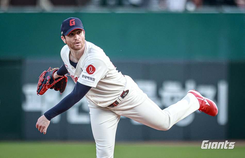 본문 이미지 - 롯데 자이언츠 외국인 투수 찰리 반즈가 21일 열린 KBO리그 사직 KIA 타이거즈전에서 7⅔이닝 7탈삼진 1실점으로 호투를 펼쳤다. (롯데 자이언츠 제공)