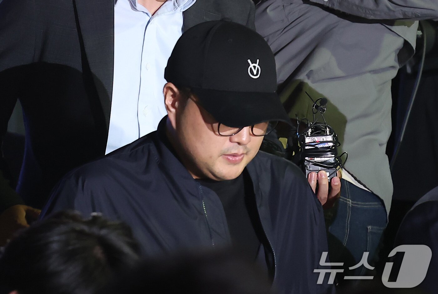 본문 이미지 - 뺑소니 혐의와 음주 운전 의혹을 받는 트로트 가수 김호중이 21일 오후 서울 강남경찰서에서 조사를 마치고 나오고 있다. 2024.5.21/뉴스1 ⓒ News1 김민지 기자