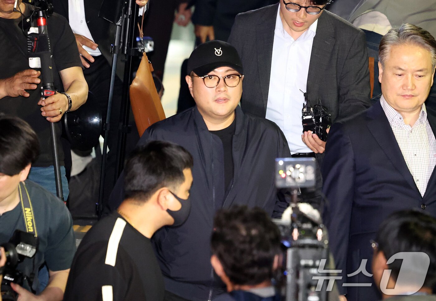 본문 이미지 - 뺑소니 혐의와 음주 운전 의혹을 받는 트로트 가수 김호중이 21일 오후 서울 강남경찰서에서 조사를 마치고 나오고 있다. (공동취재) 2024.5.21/뉴스1 ⓒ News1 김민지 기자