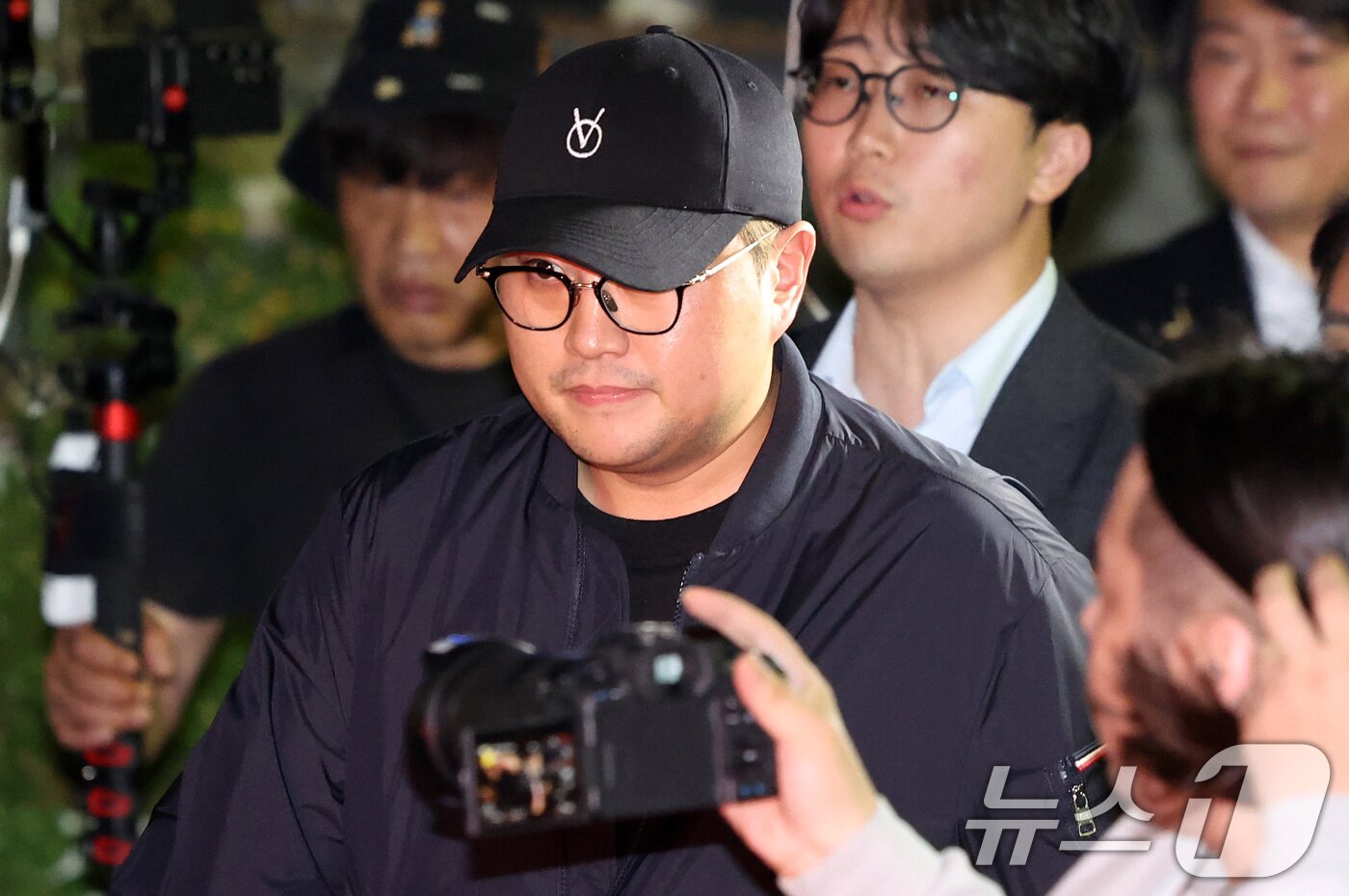 본문 이미지 - 뺑소니 혐의와 음주 운전 의혹을 받는 트로트 가수 김호중이 21일 오후 서울 강남경찰서에서 조사를 마치고 나오고 있다. (공동취재) 2024.5.21/뉴스1 ⓒ News1 김민지 기자