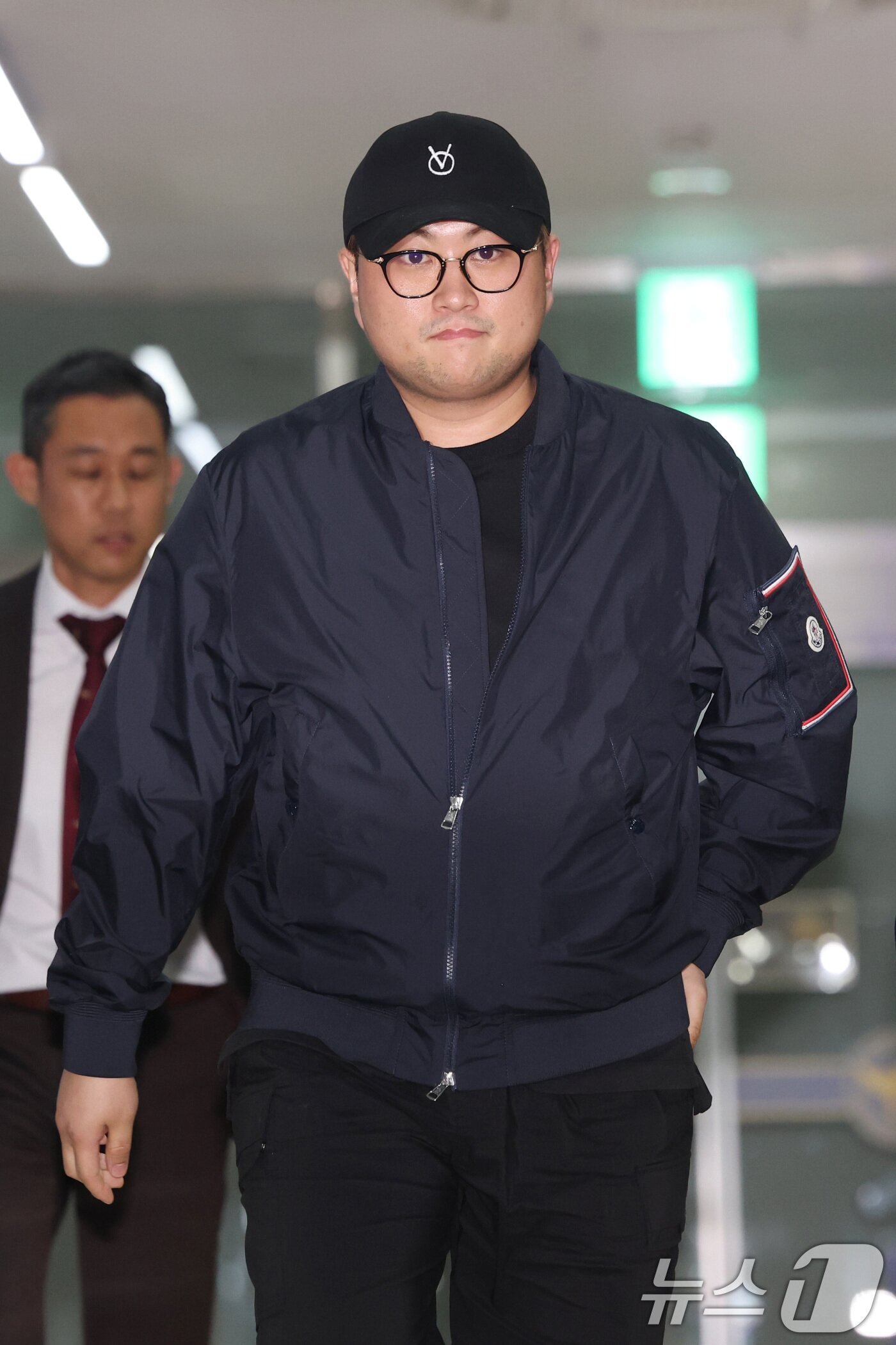 본문 이미지 - 뺑소니 혐의와 음주 운전 의혹을 받는 트로트 가수 김호중이 21일 오후 서울 강남경찰서에서 조사를 마치고 나오고 있다. (공동취재) 2024.5.21/뉴스1 ⓒ News1 김민지 기자