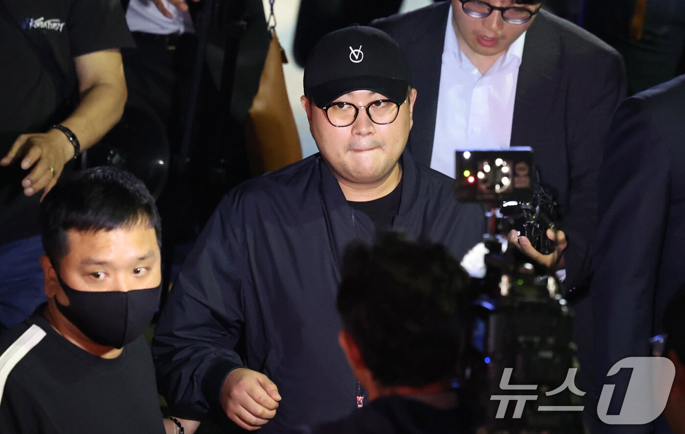 본문 이미지 - 뺑소니 혐의와 음주 운전 의혹을 받는 트로트 가수 김호중이 21일 오후 서울 강남경찰서에서 조사를 마치고 나오고 있다. (공동취재) 2024.5.21/뉴스1 ⓒ News1 김민지 기자