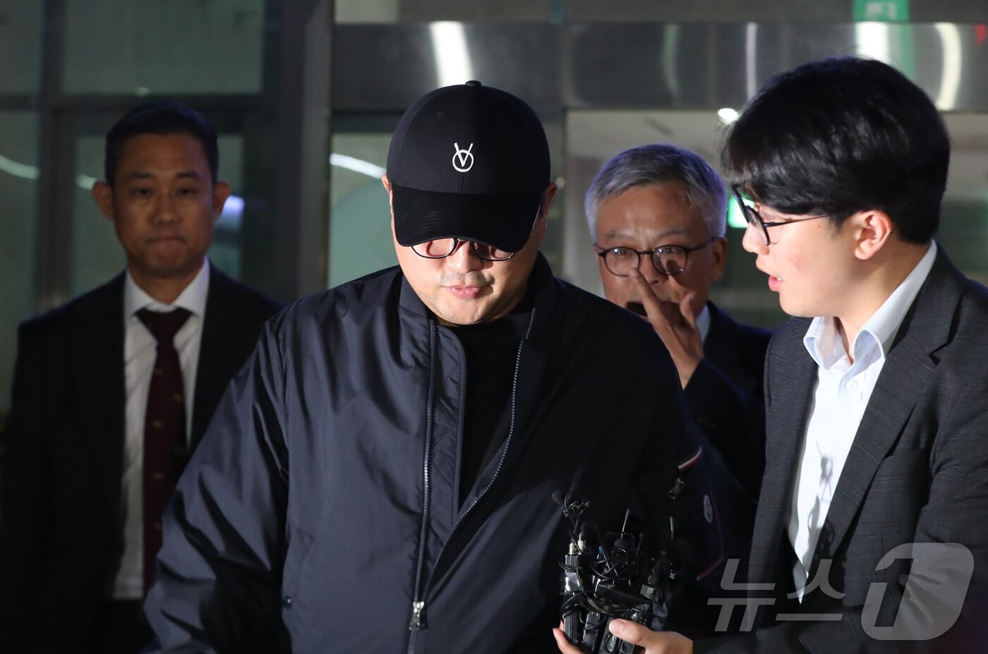 본문 이미지 - 뺑소니 혐의와 음주 운전 의혹을 받는 트로트 가수 김호중이 21일 오후 서울 강남경찰서에서 조사를 마치고 나오고 있다. (공동취재) 2024.5.21/뉴스1 ⓒ News1 김민지 기자