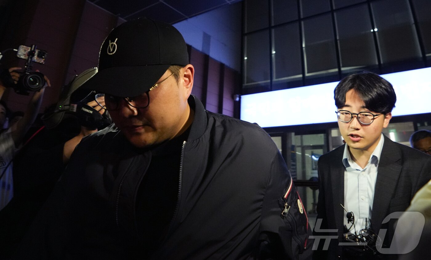 본문 이미지 - 뺑소니 혐의와 음주 운전 의혹을 받는 트로트 가수 김호중이 21일 오후 서울 강남경찰서에서 조사를 마치고 나오고 있다. (공동취재) 2024.5.21/뉴스1 ⓒ News1 김민지 기자