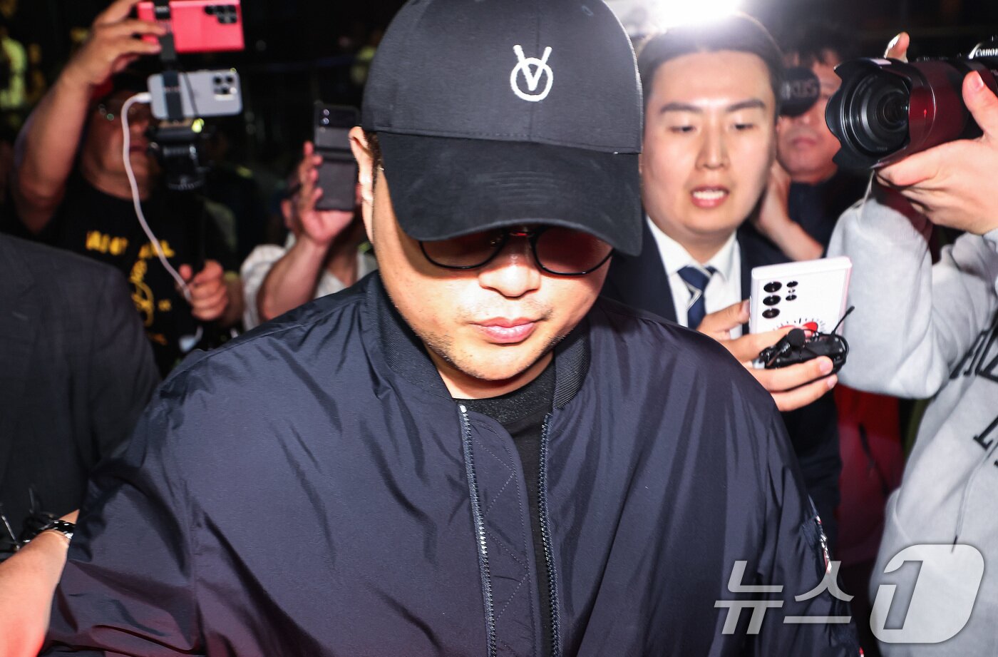 본문 이미지 - 뺑소니 혐의와 음주 운전 의혹을 받는 트로트 가수 김호중이 21일 오후 서울 강남경찰서에서 조사를 마치고 나오고 있다. 2024.5.21/뉴스1 ⓒ News1 김민지 기자