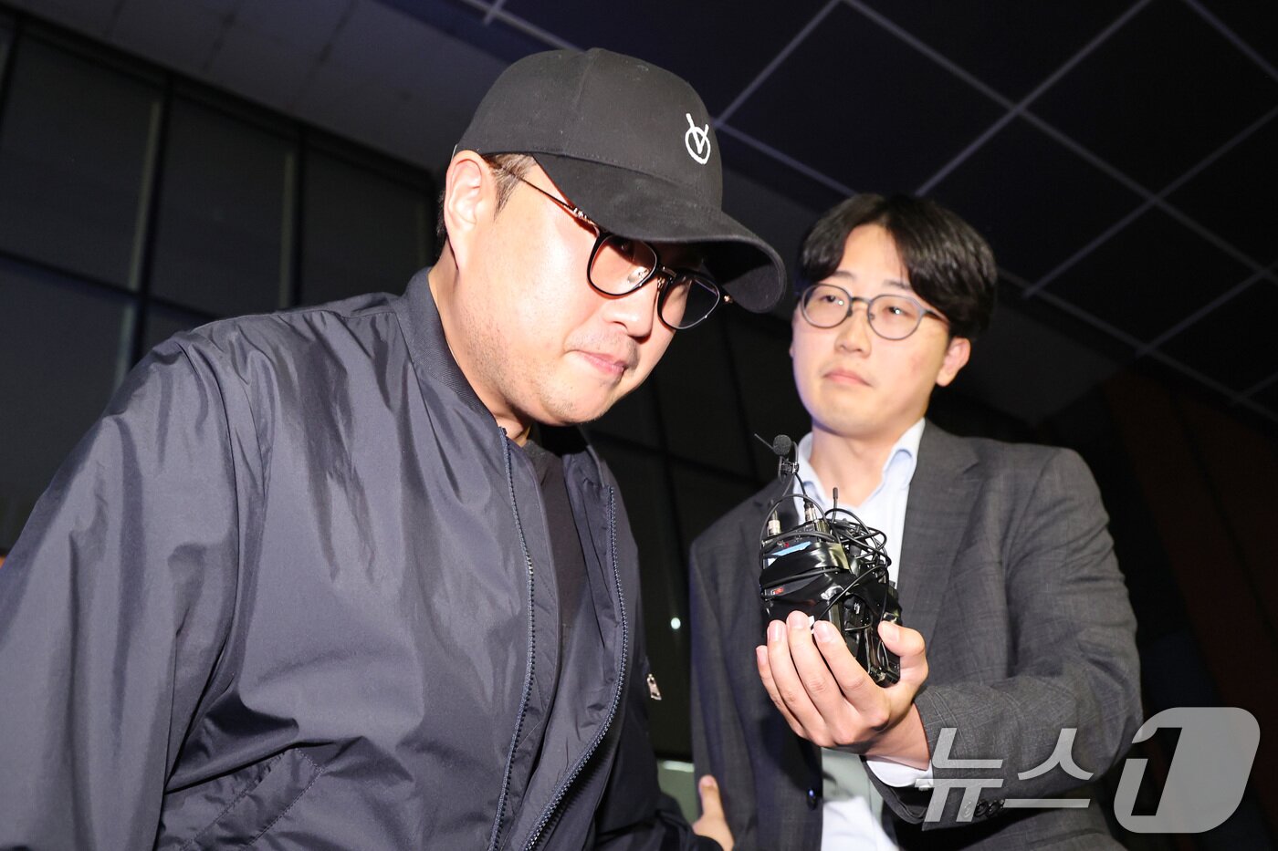 본문 이미지 - 뺑소니 혐의와 음주 운전 의혹을 받는 트로트 가수 김호중이 21일 오후 서울 강남경찰서에서 조사를 마치고 나오며 고개를 숙이고 있다. (공동취재) 2024.5.21/뉴스1 ⓒ News1 김민지 기자