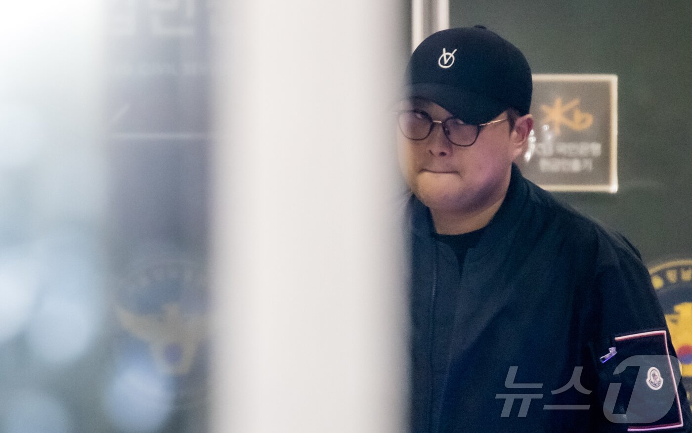 본문 이미지 - 뺑소니 혐의와 음주 운전 의혹을 받는 트로트 가수 김호중이 21일 오후 서울 강남경찰서에서 조사를 마치고 나오고 있다. (공동취재) 2024.5.21/뉴스1 ⓒ News1 김민지 기자
