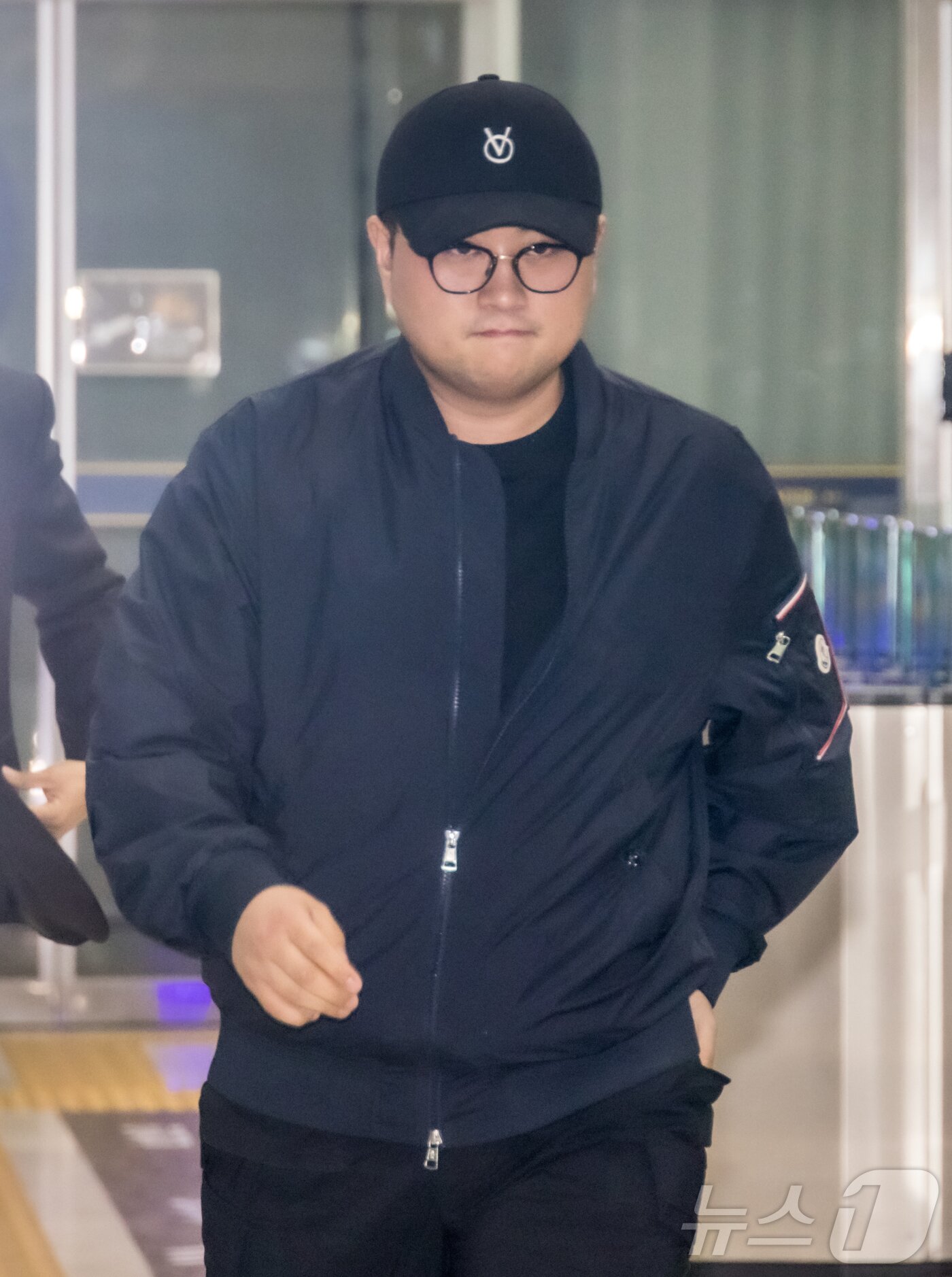 본문 이미지 - 뺑소니 혐의와 음주 운전 의혹을 받는 트로트 가수 김호중이 21일 오후 서울 강남경찰서에서 조사를 마치고 나오고 있다. (공동취재) 2024.5.21/뉴스1 ⓒ News1 김민지 기자