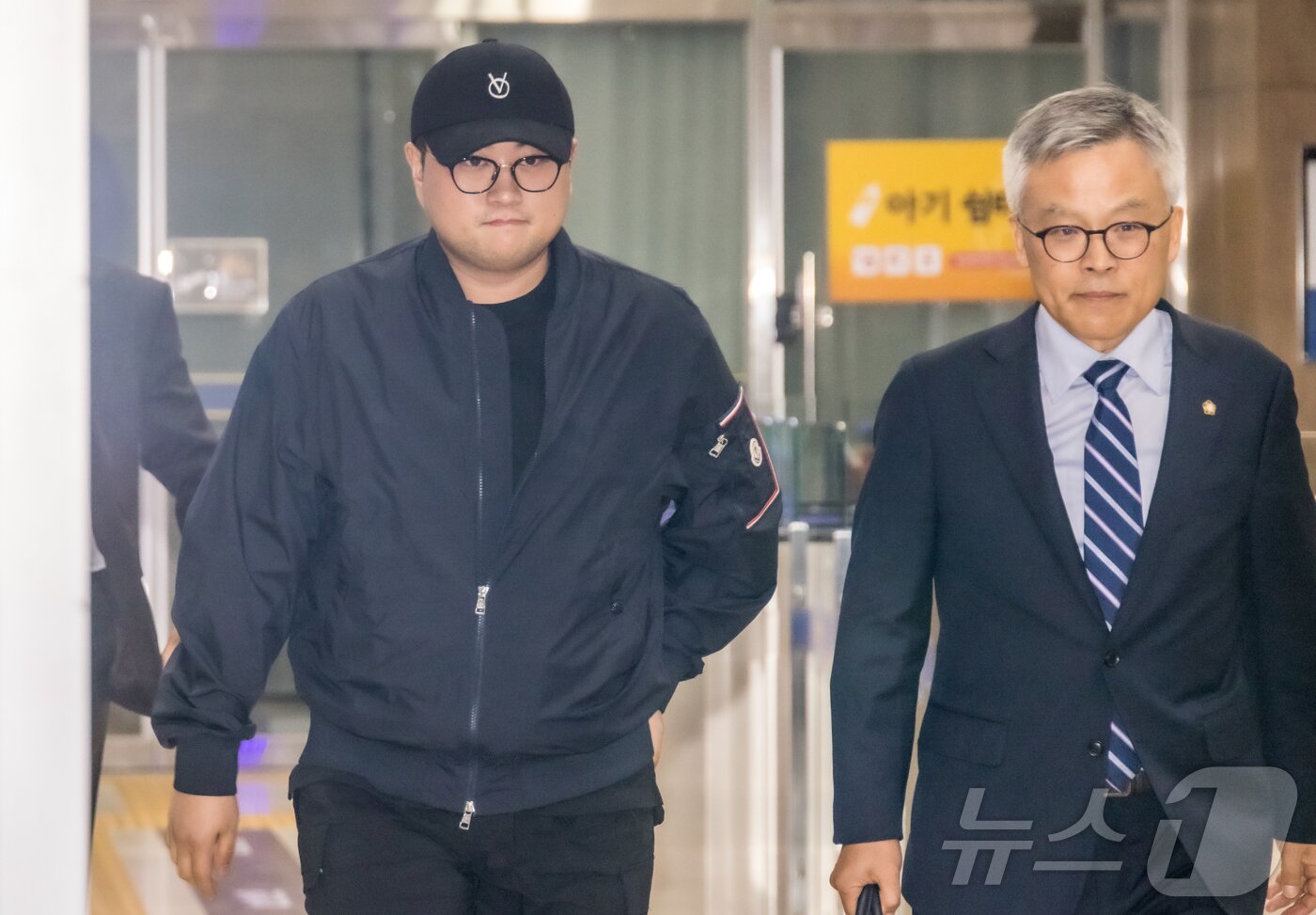 본문 이미지 - 뺑소니 혐의와 음주 운전 의혹을 받는 트로트 가수 김호중이 21일 오후 서울 강남경찰서에서 조사를 마치고 나오고 있다. (공동취재) 2024.5.21/뉴스1 ⓒ News1