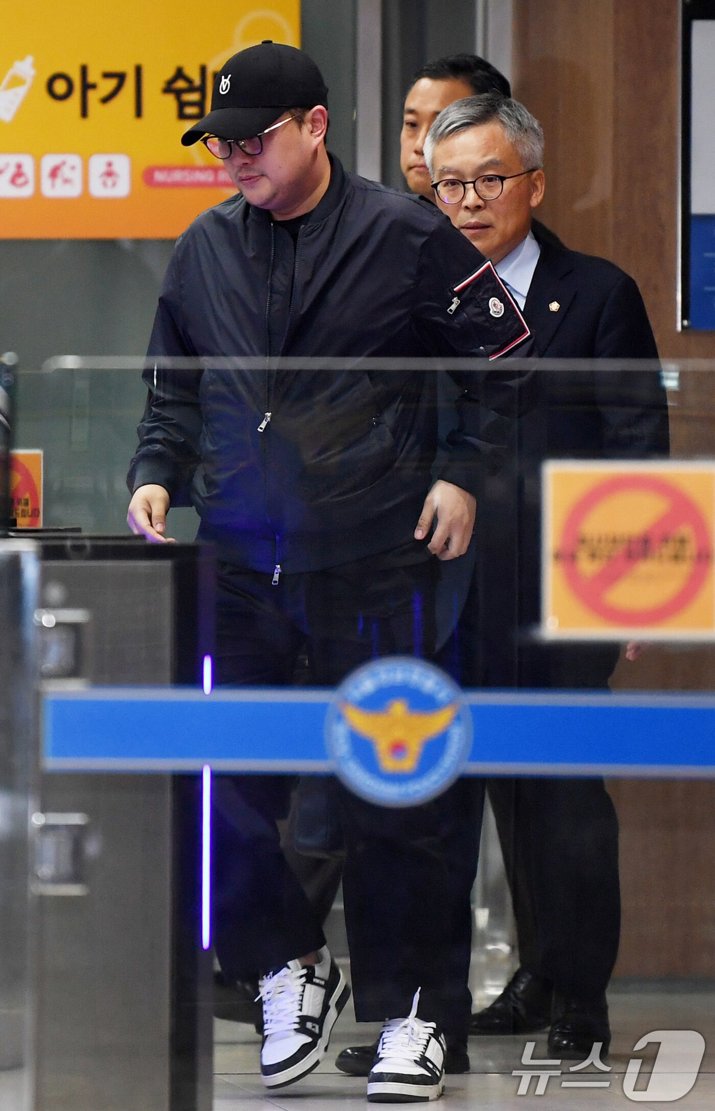 본문 이미지 - 뺑소니 혐의와 음주 운전 의혹을 받는 트로트 가수 김호중이 21일 오후 서울 강남경찰서에서 조사를 마치고 나오고 있다. (공동취재) 2024.5.21/뉴스1 ⓒ News1 김민지 기자