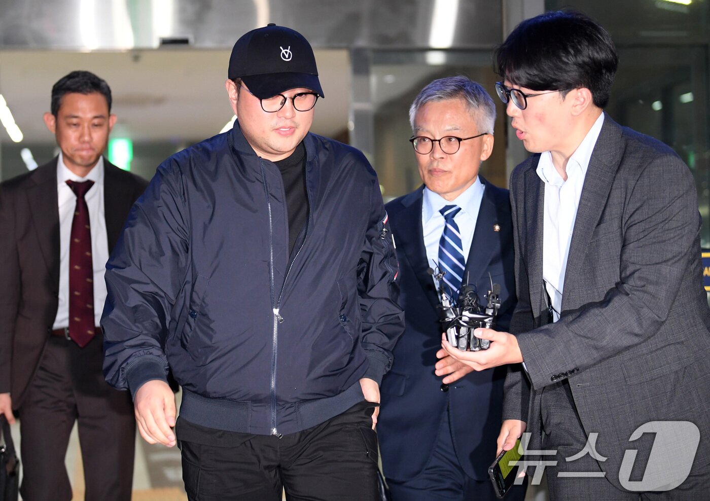 본문 이미지 - 뺑소니 혐의와 음주 운전 의혹을 받는 트로트 가수 김호중이 21일 오후 서울 강남경찰서에서 조사를 마치고 나오고 있다. (공동취재) 2024.5.21/뉴스1 ⓒ News1 김민지 기자