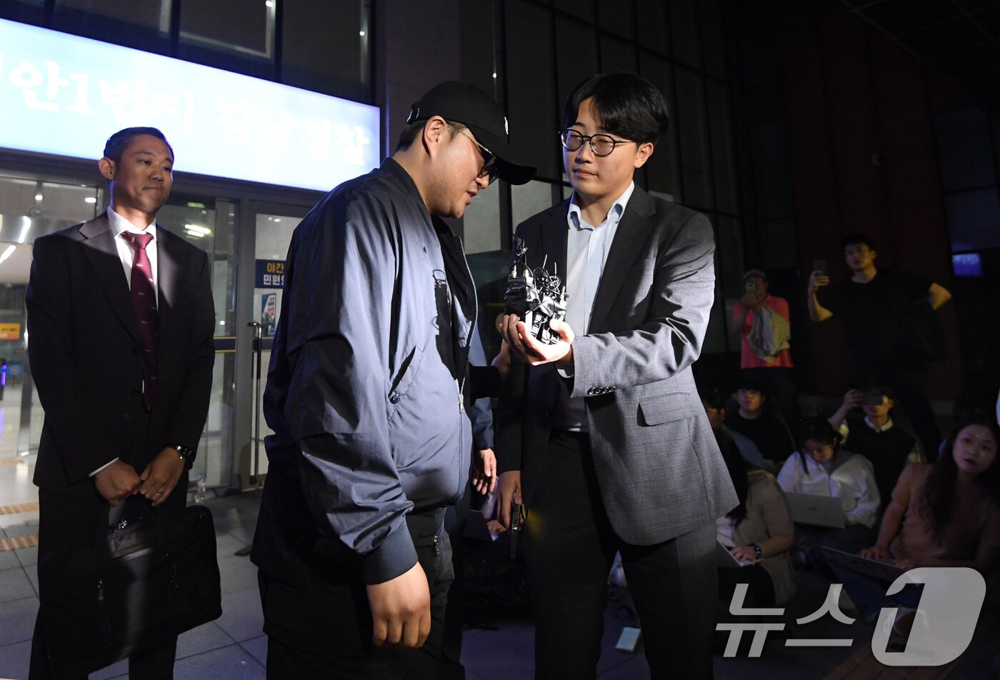 본문 이미지 - 뺑소니 혐의와 음주 운전 의혹을 받는 트로트 가수 김호중이 21일 오후 서울 강남경찰서에서 조사를 마치고 나오고 있다. (공동취재) 2024.5.21/뉴스1 ⓒ News1 김민지 기자
