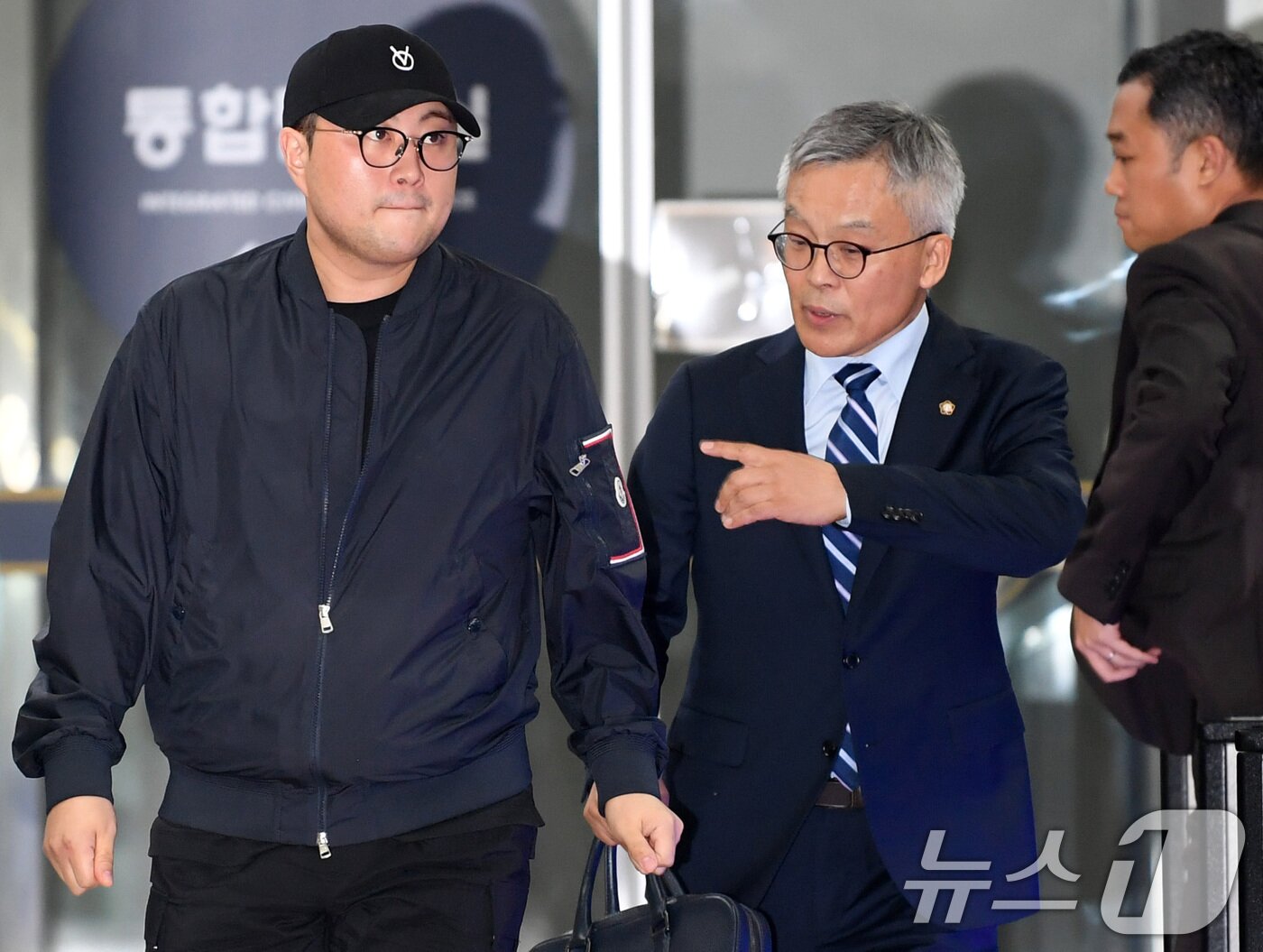 본문 이미지 - 뺑소니 혐의와 음주 운전 의혹을 받는 트로트 가수 김호중이 21일 오후 서울 강남경찰서에서 조사를 마치고 나오고 있다. (공동취재) 2024.5.21/뉴스1 ⓒ News1 김민지 기자