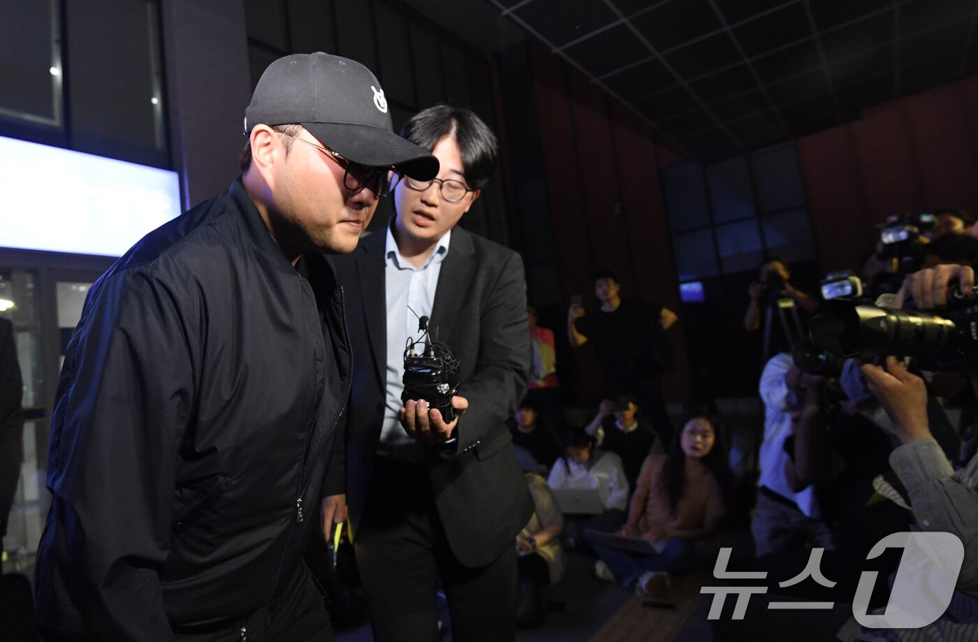 본문 이미지 - 뺑소니 혐의와 음주 운전 의혹을 받는 트로트 가수 김호중이 21일 오후 서울 강남경찰서에서 조사를 마치고 나오고 있다. (공동취재) 2024.5.21/뉴스1 ⓒ News1 김민지 기자