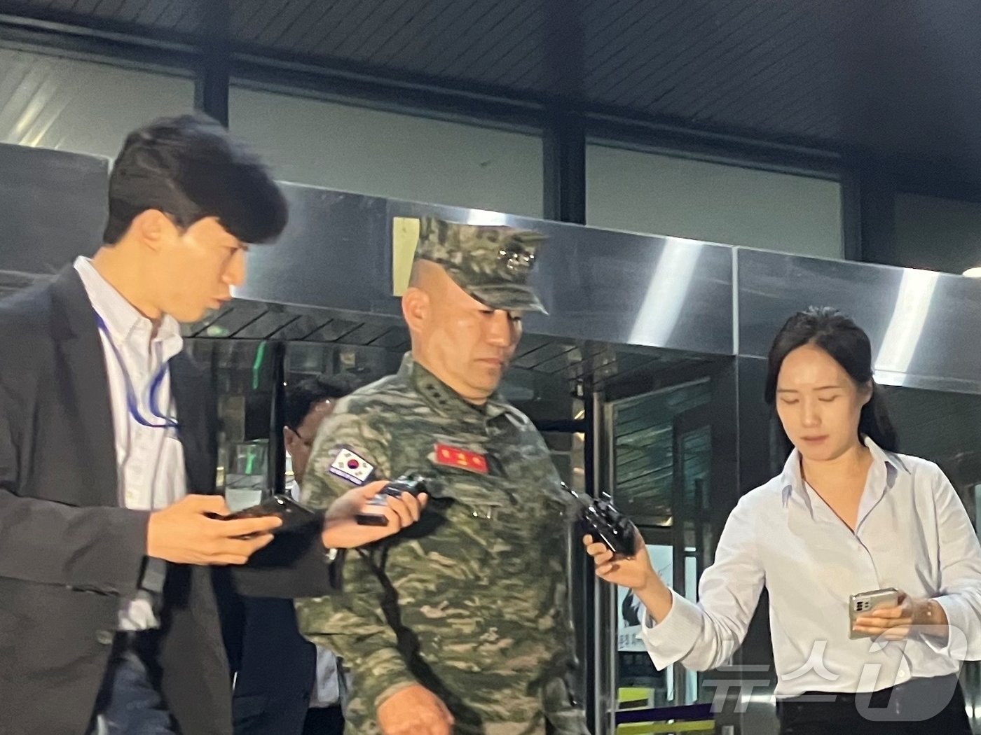 본문 이미지 - 김계환 해병대 사령관이 21일 경기 과천시 정부과천청사 고위공직자범죄수사처에서 채상병 사건 수사 관련 조사를 마친 뒤 귀가하고 있다. 2024.5.21/뉴스1 ⓒ News1 김기성 기자