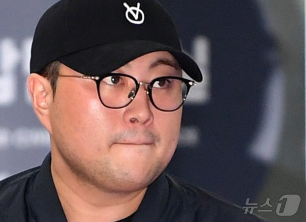 본문 이미지 - 뺑소니 혐의와 음주 운전 의혹을 받는 트로트 가수 김호중이 21일 오후 서울 강남경찰서에서 조사를 마치고 나오고 있다. (공동취재) 2024.5.21/뉴스1 ⓒ News1 김민지 기자