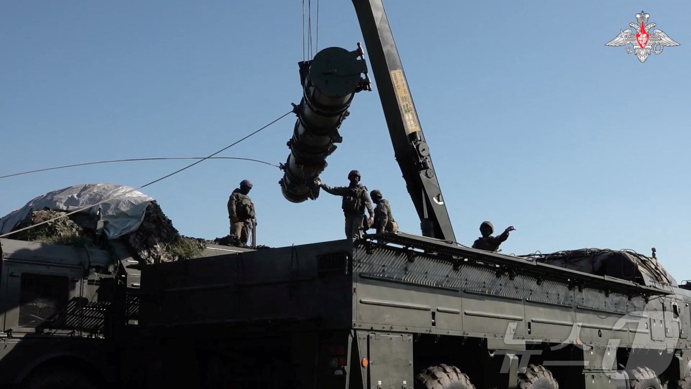 본문 이미지 - 21일(현지시간) 러시아 국방부가 전술핵무기 훈련을 러시아 남부에서 시작했다고 밝힌 가운데 러시아군이 핵탄두를 장착할 수 있는 이스칸데르 탄도미사일을 설치하고 있다. 2024.05.21/ ⓒ 로이터=뉴스1 ⓒ News1 박재하 기자