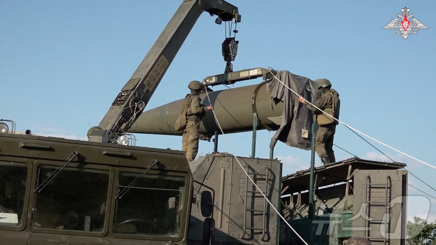 본문 이미지 - 러시아 국방부가 전술핵무기 훈련을 러시아 남부에서 시작했다고 밝힌 가운데 러시아군이 핵탄두를 장착할 수 있는 이스칸데르 탄도미사일을 설치하고 있다. 2024.05.21/ ⓒ 로이터=뉴스1 ⓒ News1 박재하 기자