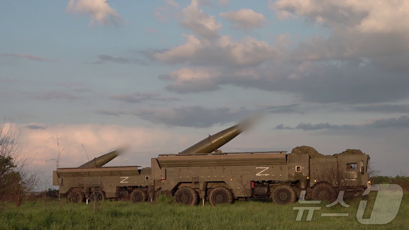 본문 이미지 - 21일(현지시간) 러시아 국방부가 전술핵무기 훈련을 러시아 남부에서 시작했다고 밝힌 가운데 러시아군이 핵탄두를 장착할 수 있는 이스칸데르 탄도미사일을 운용하고 있다. 2024.05.21/ ⓒ AFP=뉴스1 ⓒ News1 박재하 기자