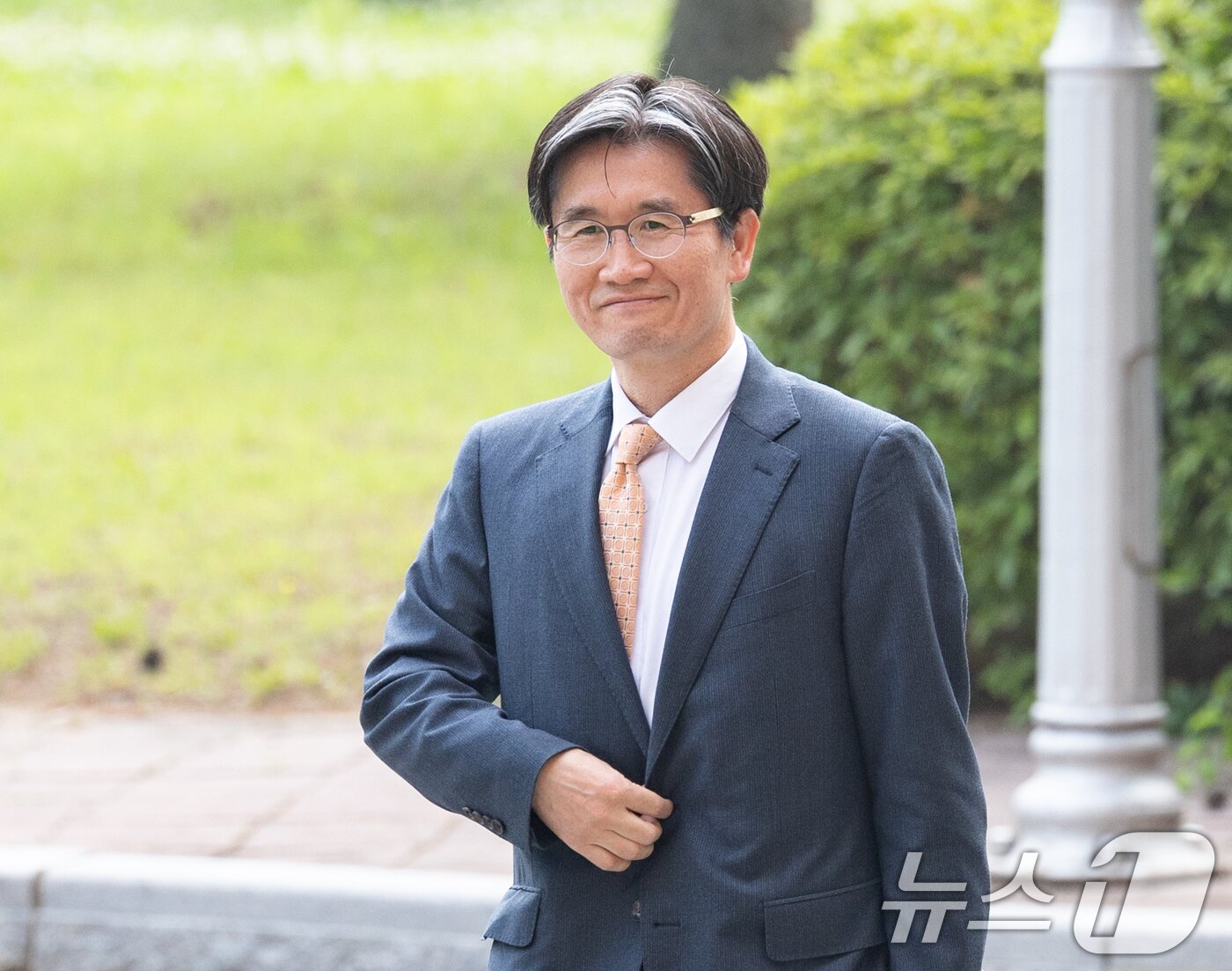 본문 이미지 - 오동운 신임 고위공직자범죄수사처장이 22일 오전 경기도 과천시 관문로 고위공직자범죄수사처(공수처)로 첫 출근하고 있다. 2024.5.22/뉴스1 ⓒ News1 이재명 기자