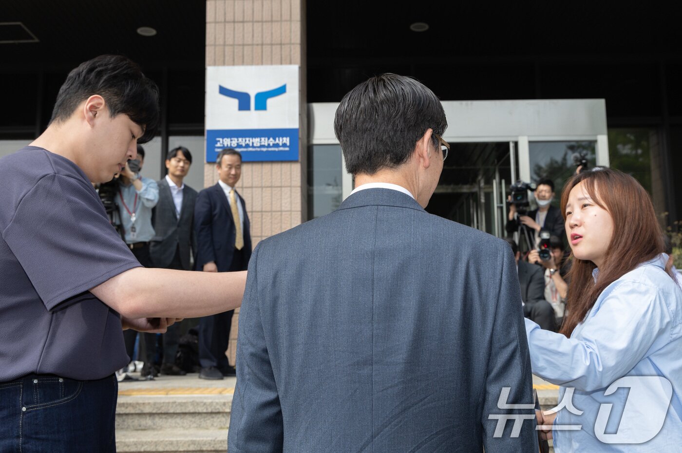 본문 이미지 - 오동운 신임 고위공직자범죄수사처장이 22일 오전 경기도 과천시 관문로 고위공직자범죄수사처(공수처)로 첫 출근하며 소감을 밝히고 있다. 2024.5.22/뉴스1 ⓒ News1 이재명 기자