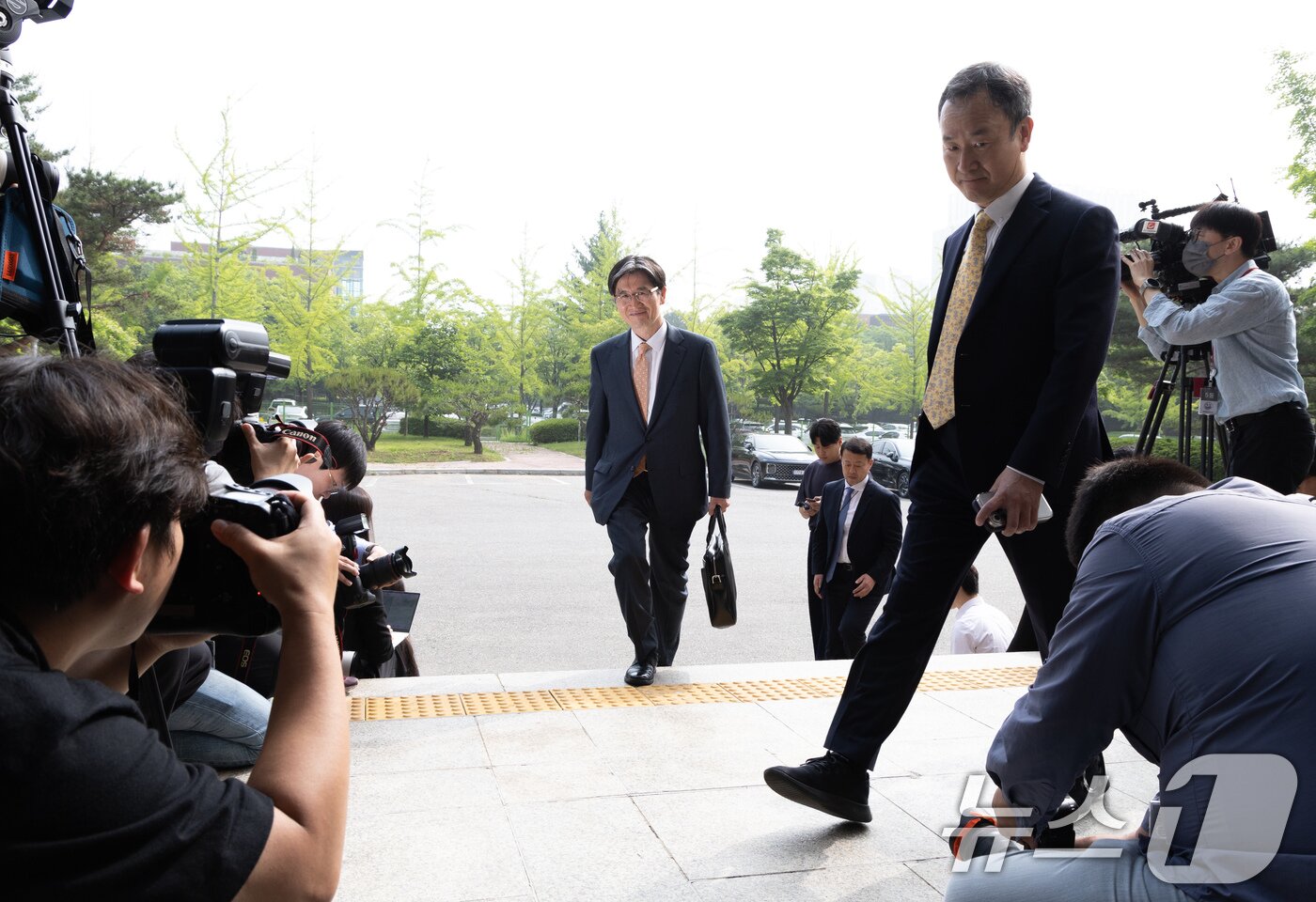 본문 이미지 - 오동운 신임 고위공직자범죄수사처장이 22일 오전 경기도 과천시 관문로 고위공직자범죄수사처(공수처)로 첫 출근하고 있다. 2024.5.22/뉴스1 ⓒ News1 이재명 기자