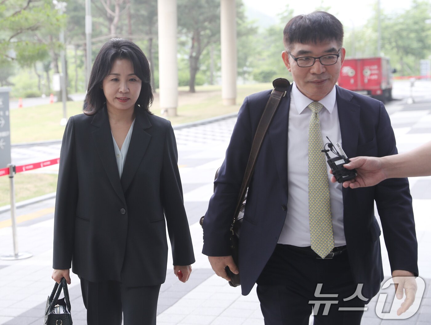 본문 이미지 - ‘공직선거법 위반’ 혐의로 불구속 기소된 더불어민주당 이재명 대표의 배우자 김혜경 씨가 22일 오전 경기 수원시 영통구 수원지방법원에서 열린 6차 공판에 출석하고 있다. 2024.5.22/뉴스1 ⓒ News1 김영운 기자