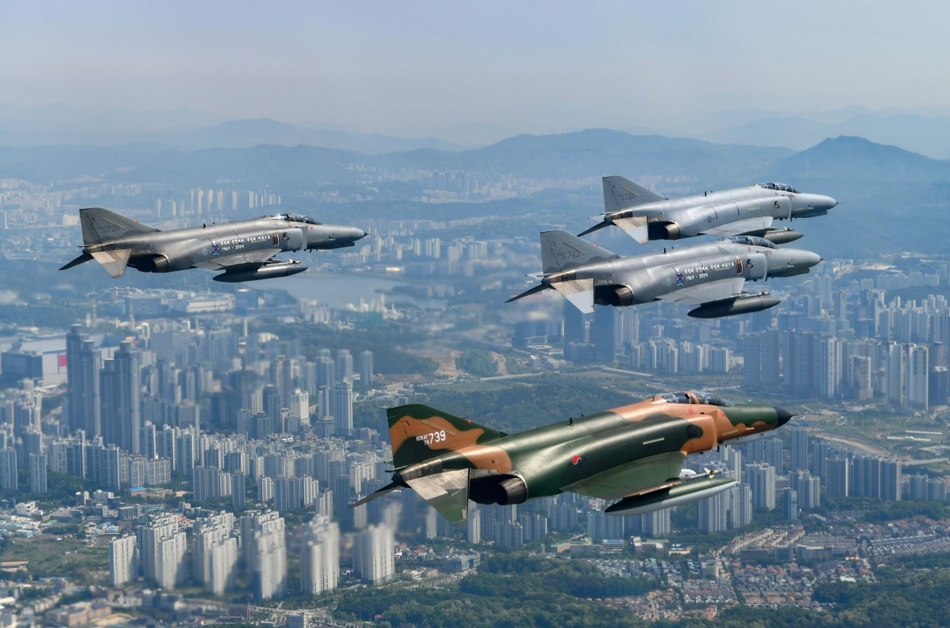 본문 이미지 - 수원 상공을 비행 중인 F-4 팬덤의 모습. (KT 제공)
