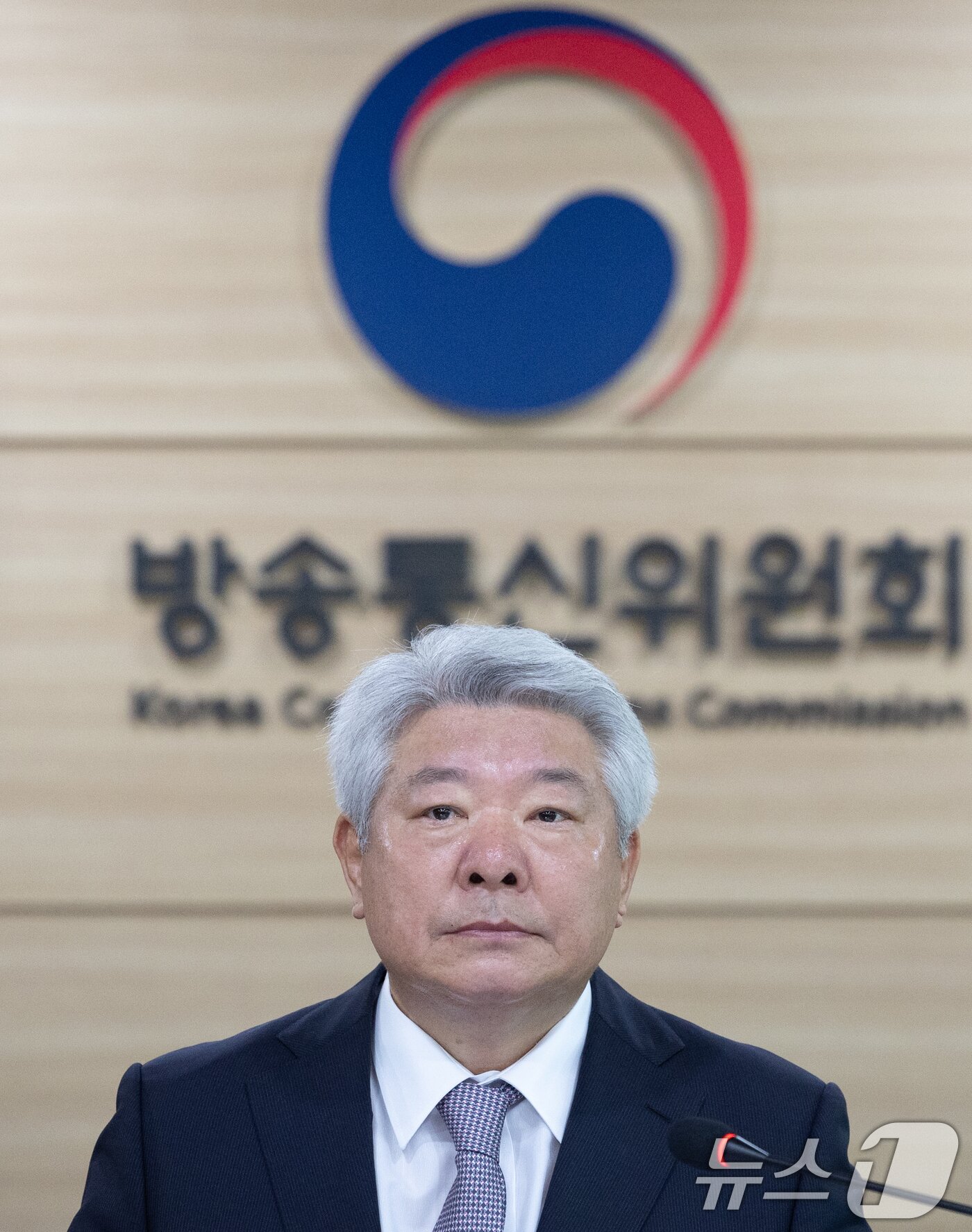 본문 이미지 - 김홍일 방송통신위원회 위원장이 22일 오전 경기도 과천시 관문로 방송통신위원회&#40;방통위&#41;에서 열린 제26차 전체회의를 주재하고 있다. 2024.5.22/뉴스1 ⓒ News1 이재명 기자