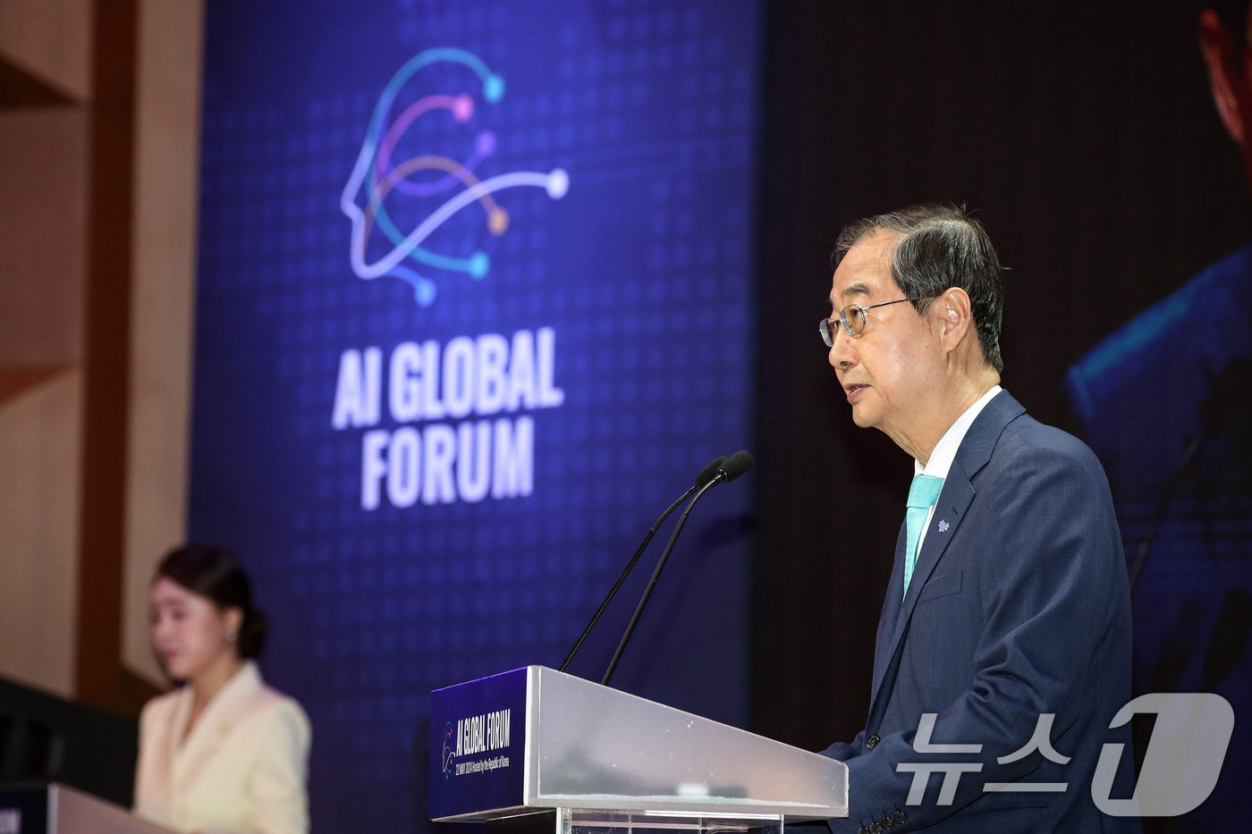본문 이미지 - 한덕수 국무총리가 22일 서울 성북구 한국과학기술연구원(KIST)에서 열린 2024 인공지능(AI) 글로벌 포럼 개회식에서 축사하고 있다. 2024.5.22/뉴스1 ⓒ News1 이승배 기자