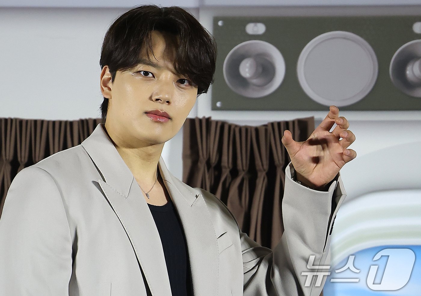 본문 이미지 - 배우 여진구가 22일 오전 서울 용산구 CGV 용산아이파크몰에서 열린 영화 ‘하이재킹’ 제작보고회에서 포즈를 취하고 있다. 1971년 대한민국 상공, 여객기가 공중 납치되면서 벌어지는 극한의 상황을 담은 영화 '하이재킹'은 오는 6월 21일 개봉한다. 2024.5.22/뉴스1 ⓒ News1 김진환 기자