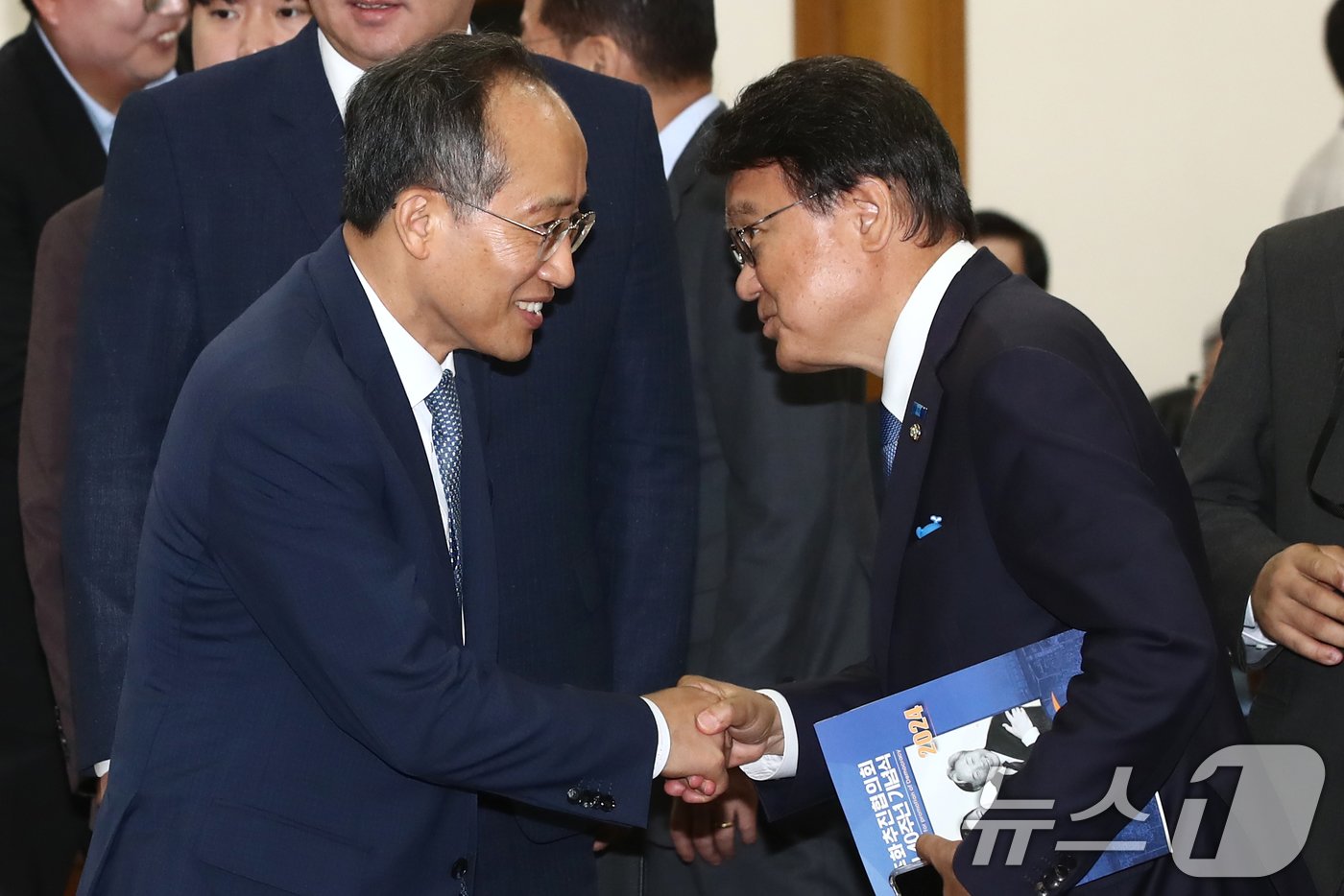 추경호 국민의힘 원내대표와 황운하 조국혁신당 원내대표가 22일 오전 서울 여의도 국회의원회관에서 열린 민주화추진협의회 결성 40주년 기념식에서 인사나누고 있다. 2024.5.22/뉴스1 ⓒ News1 이광호 기자