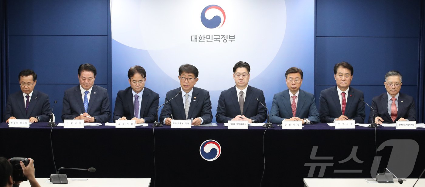 본문 이미지 - 박상우 국토교통부 장관이 22일 서울 종로구 정부서울청사 브리핑실에서 1기 신도시 선도지구 선정계획을 발표하고 있다. 왼쪽부터 송재환 부천시 부시장, 최대호 안양시장, 이동환 고양시장, 박 장관, 오병권 경기도 행정1부지사, 신상진 성남시장, 하은호 군포시장, 이한준 한국토지주택공사(LH) 사장. 2024.5.22/뉴스1 ⓒ News1 임세영 기자