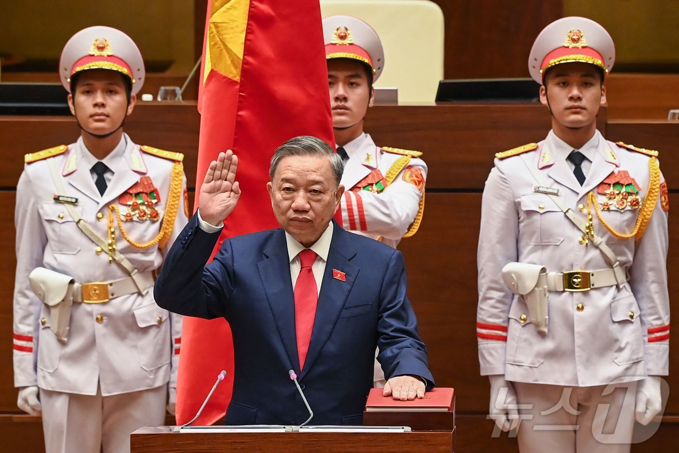 (하노이 AFP=뉴스1) 우동명 기자 = 또 럼 베트남 신임 국가주석이 22일(현지시각) 하노이의 국회에서 선출 된 뒤 취임 선서를 하고 있다. 2024.05.22ⓒ AFP=뉴스1 …