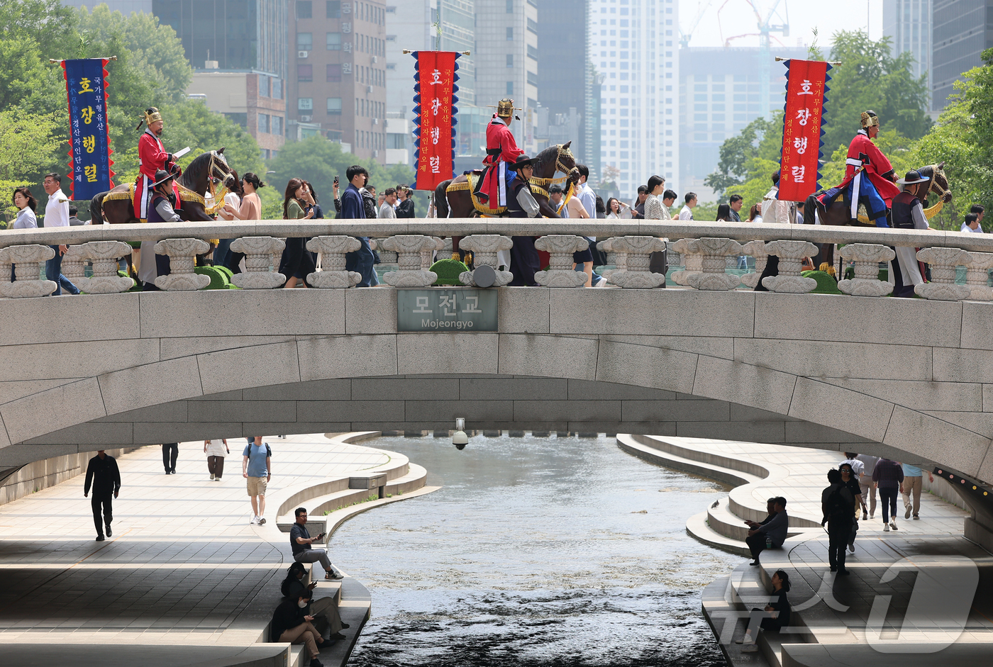 (서울=뉴스1) 김도우 기자 = 22일 서울 중구 청계광장에서 열린 전국단오제연합 주최 '단오, 단 하나가 되다'에서 호장행렬이 펼쳐지고 있다.'단오, 단 하나가 되다'는 단오제 …