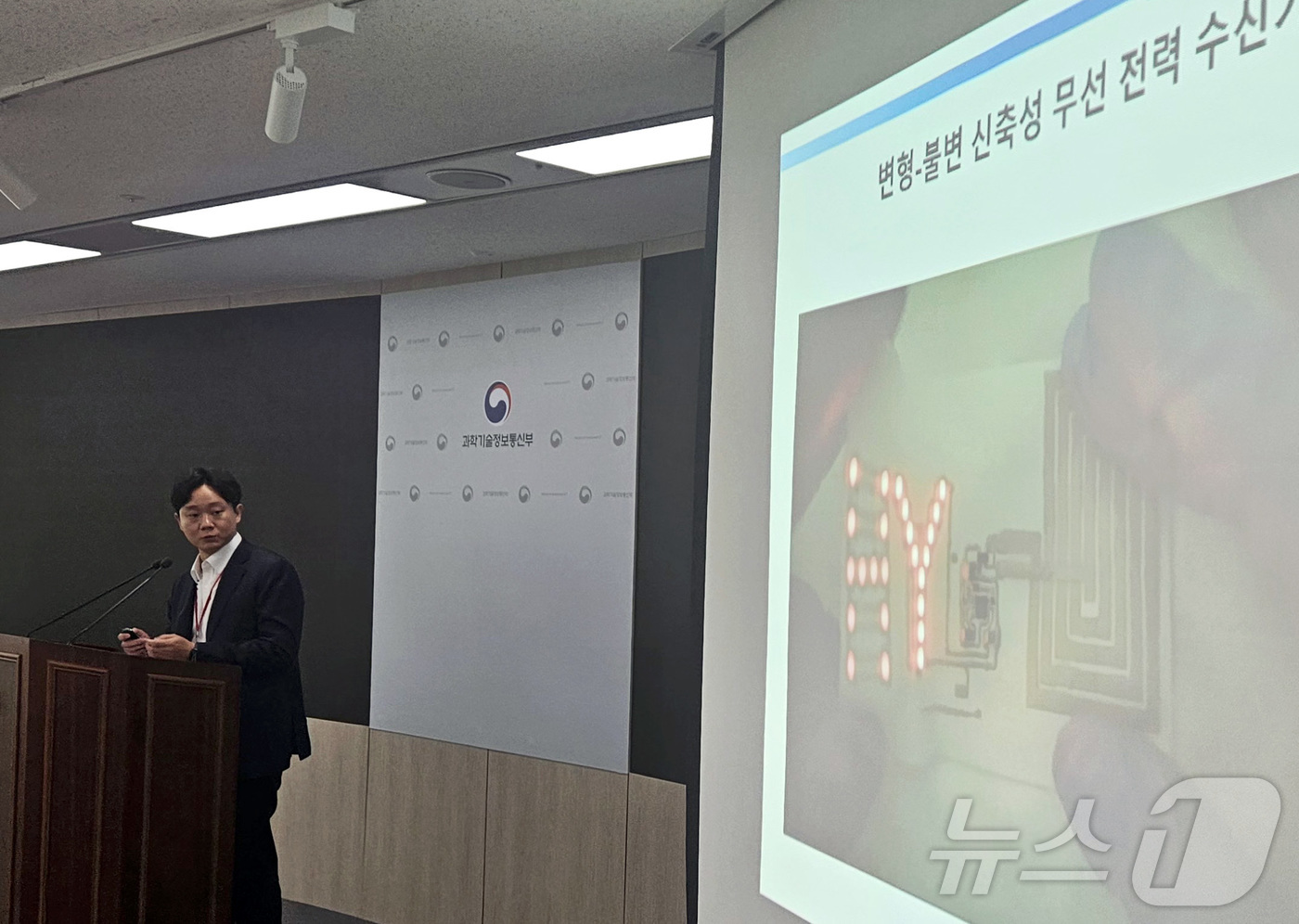 (세종=뉴스1) 김기남 기자 = 정예환 한양대 교수가 지난 22일 세종시 과학기술정보통신부에서 네이처지에 발표되는 ‘변형 불변 신축성 무선주파수 전자 기기’에 대한 연구내용을 발표 …