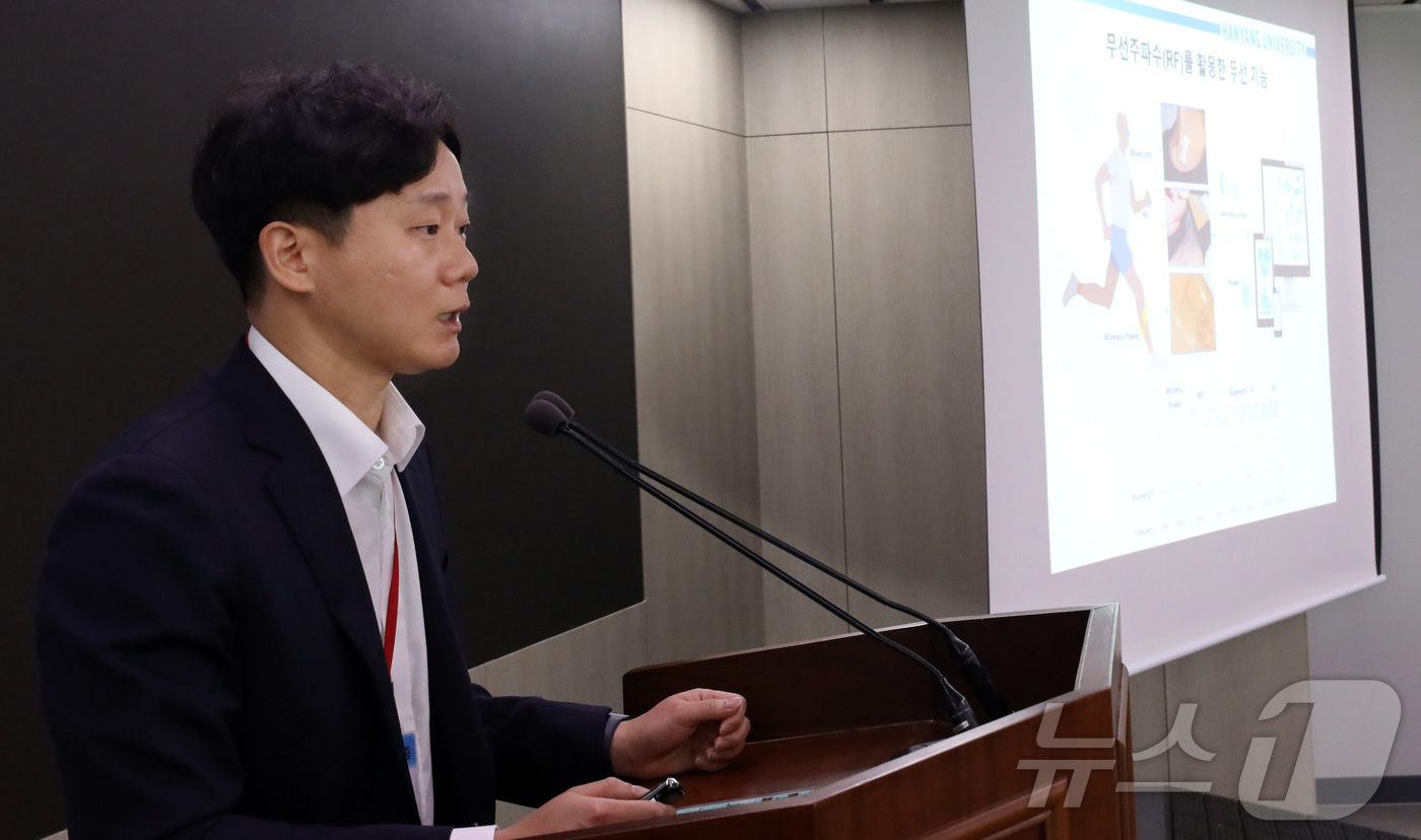 (세종=뉴스1) 김기남 기자 = 정예환 한양대 교수가 지난 22일 세종시 과학기술정보통신부에서 네이처지에 발표되는 ‘변형 불변 신축성 무선주파수 전자 기기’에 대한 연구내용을 발표 …