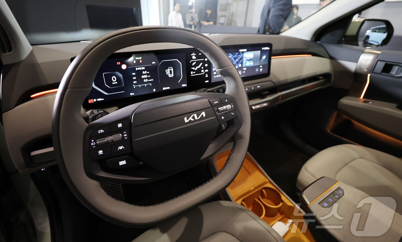 본문 이미지 - 22일 서울 성동구 성수 기아 EV 언플러그드 그라운드에서 열린 EV3 포토미디어데이에서 기아의 소형 전기 스포츠실용차(SUV) EV3를 공개하고 있다. 2024.5.23/뉴스1 ⓒ News1 박지혜 기자