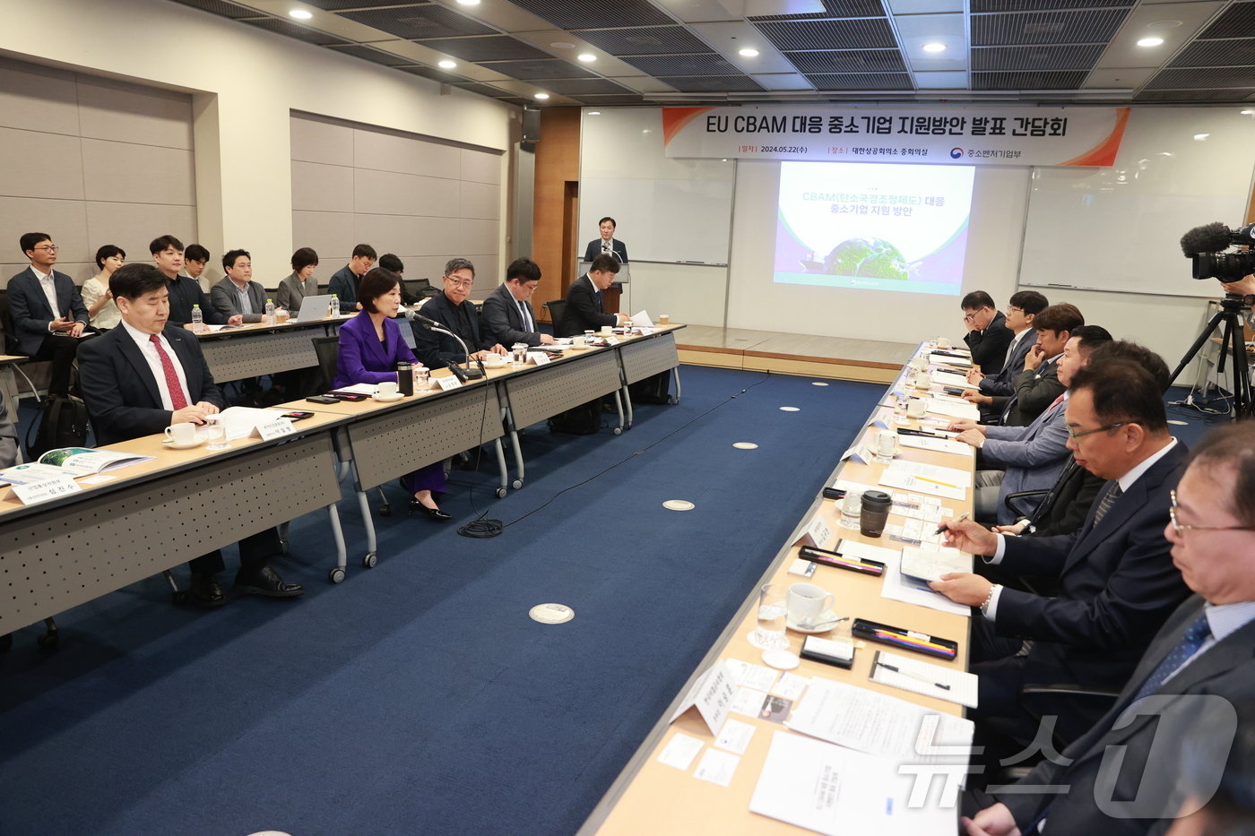 본문 이미지 - 22일 서울 중구 대한상공회의소에서 ‘EU CBAM 대응 중소기업 지원방안 발표 간담회'가 진행되고 있다.(중소벤처기업부 제공)