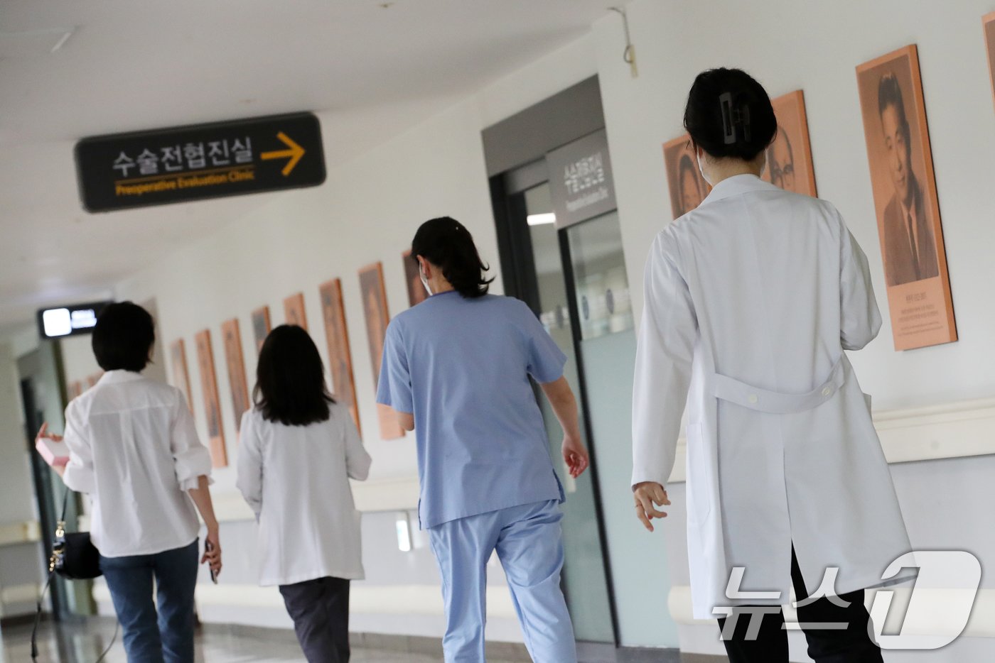 의대 증원을 놓고 정부와 의료계의 입장이 평행선을 달리고 있는 22일 서울 시내의 한 대학병원에서 의료진이 발걸음을 옮기고 있다.2024.5.22/뉴스1 ⓒ News1 이승배 기자